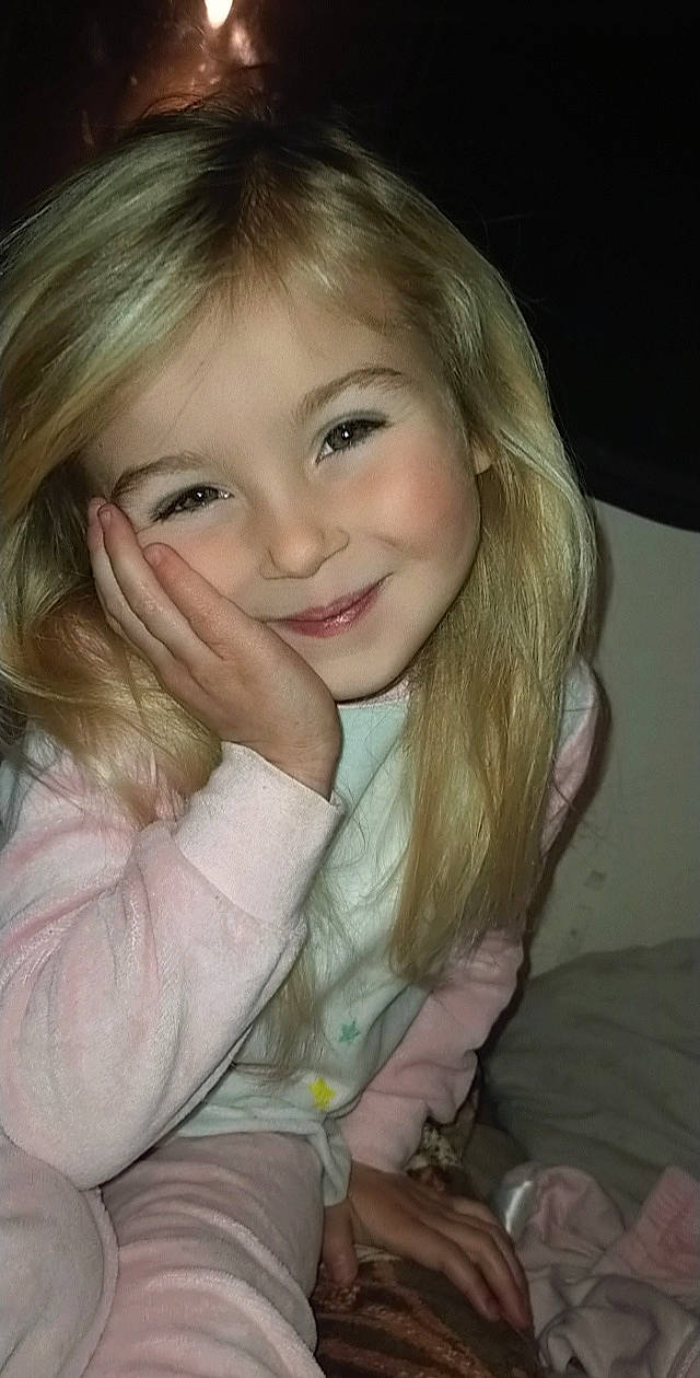 Athénaïss participe au concours pour gagner de l'argent avec cette photo : cheek, chin, ear, eye, eyebrow, eyelash, face, flash_photography, gesture, hair, hand, happy, head, human_body, iris, joy, lip, mouth, nose, person