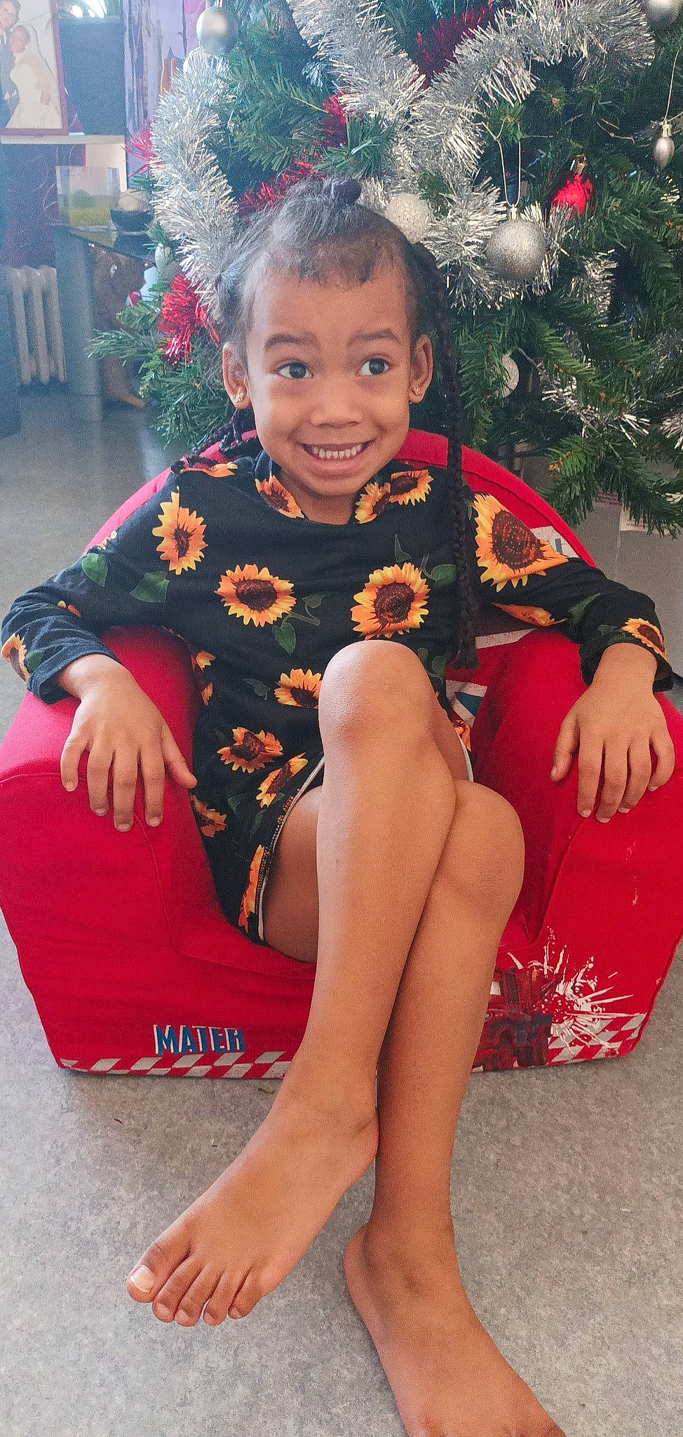 Elisa a rejoint le concours — aidez-le/la à gagner de superbes lots ! beauty, child, christmas_tree, dress, event, facial_expression, fun, hair, hairstyle, happy, head, human_leg, joy, person, red, skin, sleeve, smile, standing, thigh