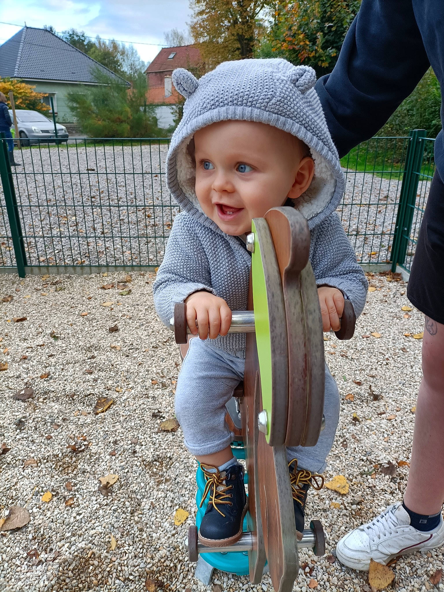 Maylonn a rejoint le concours — aidez-le/la à gagner de superbes lots ! baby, baby_toddler_clothing, clothing, cloud, fun, grass, happy, hat, headwear, human_settlement, leisure, people_in_nature, person, plant, public_space, recreation, shoe, sky, smile, sneakers