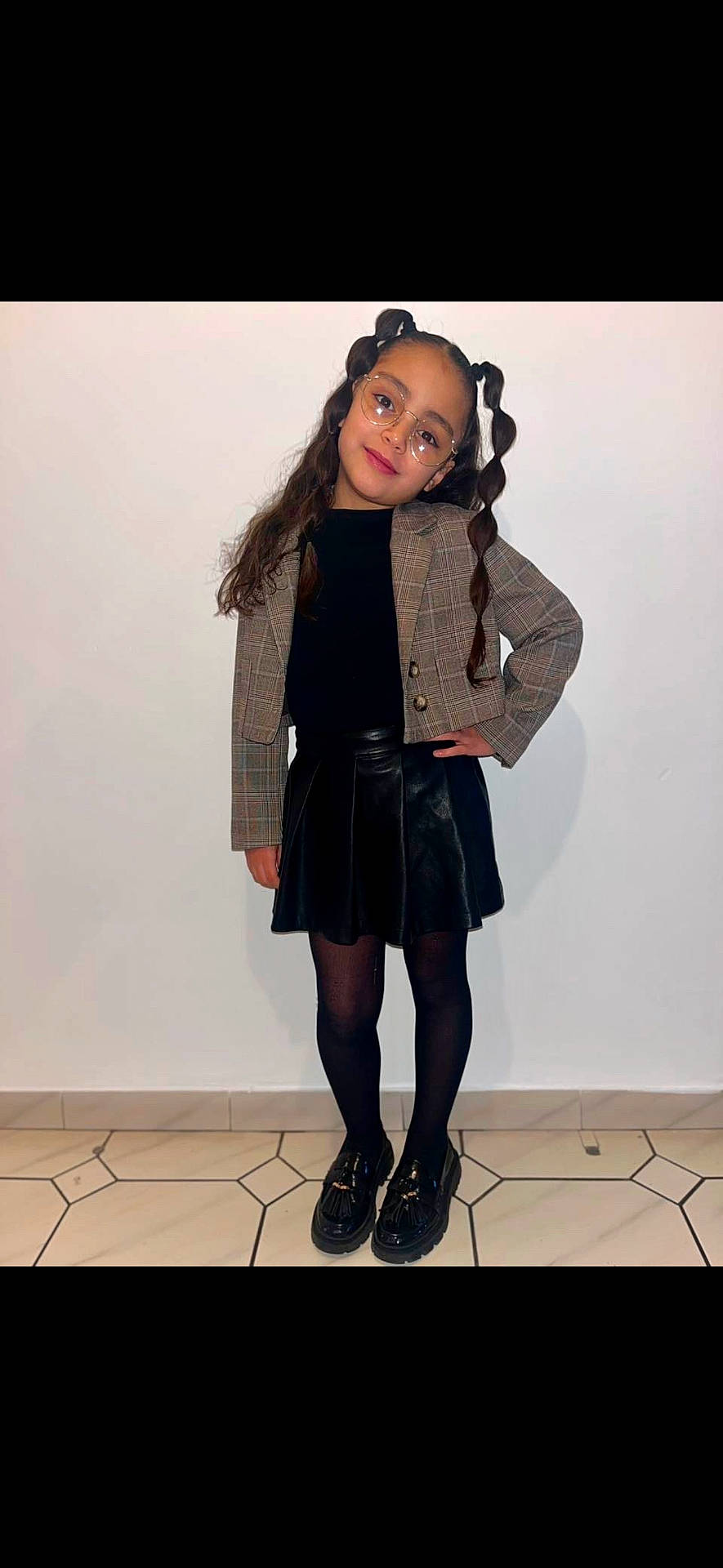 Lyah a rejoint le concours — aidez-le/la à gagner de superbes lots ! accessories, blouse, child, clothing, coat, face, female, footwear, girl, glasses, head, highheel, hosiery, jacket, longsleeve, person, photography, portrait, shoe, skirt