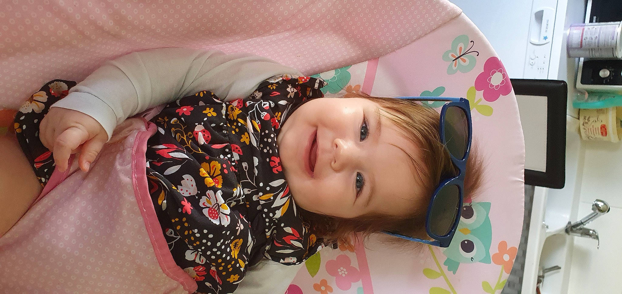 Capucine participe au concours pour gagner de l'argent avec cette photo : cheek, dress, eye, eyebrow, eyelash, face, hair, hairstyle, happy, head, iris, joy, lip, neck, nose, person, pink, skin, sleeve, smile