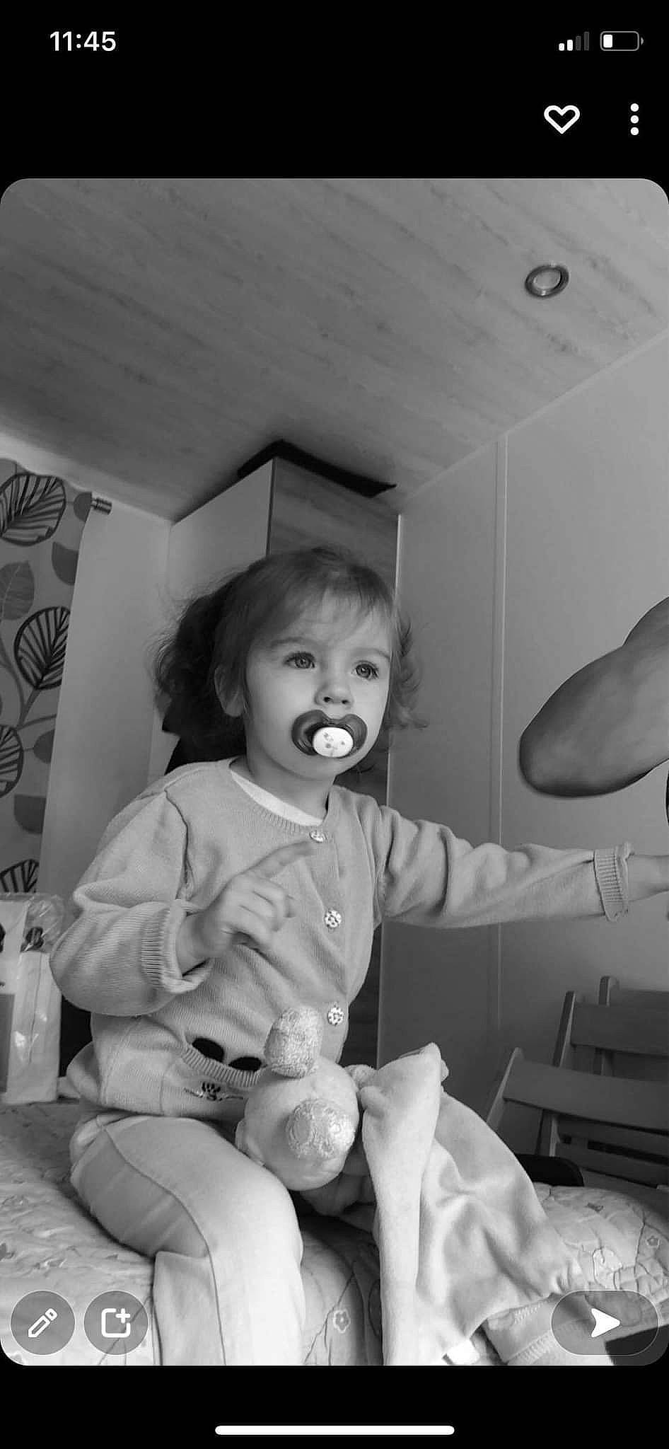 Clemence participe au concours pour gagner de l'argent avec cette photo : arm, baby, baby_toddler_clothing, black, black_and_white, child, comfort, eye, fun, happy, head, monochrome, monochrome_photography, mouth, person, photograph, smile, snapshot, standing, style