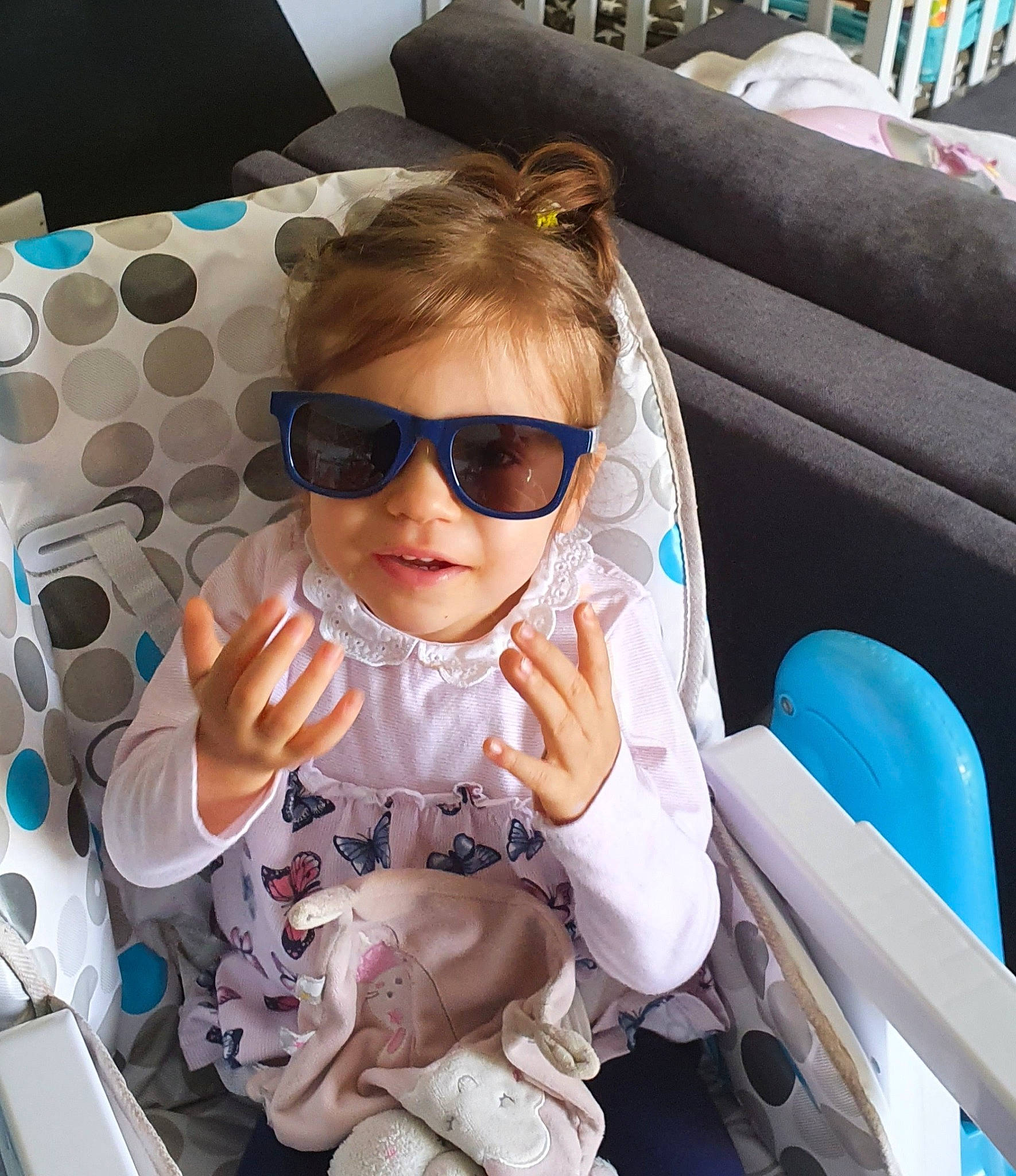Clemence a rejoint le concours — aidez-le/la à gagner de superbes lots ! baby, baby_toddler_clothing, blond, car_seat, child, comfort, cool, eyewear, fun, glasses, goggles, head, mammal, person, personal_protective_equipment, product, skin, sleeve, sunglasses, toddler