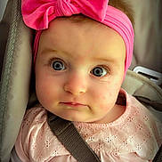 Garence participe au concours pour gagner de l'argent avec cette photo : baby, child, pink_bow, headband, car_seat, seatbelt, blue_eyes, pink_dress, face, portrait, infant, cute, young_child, clothing, sitting, indoor, closeup, person, expression, baby_girl