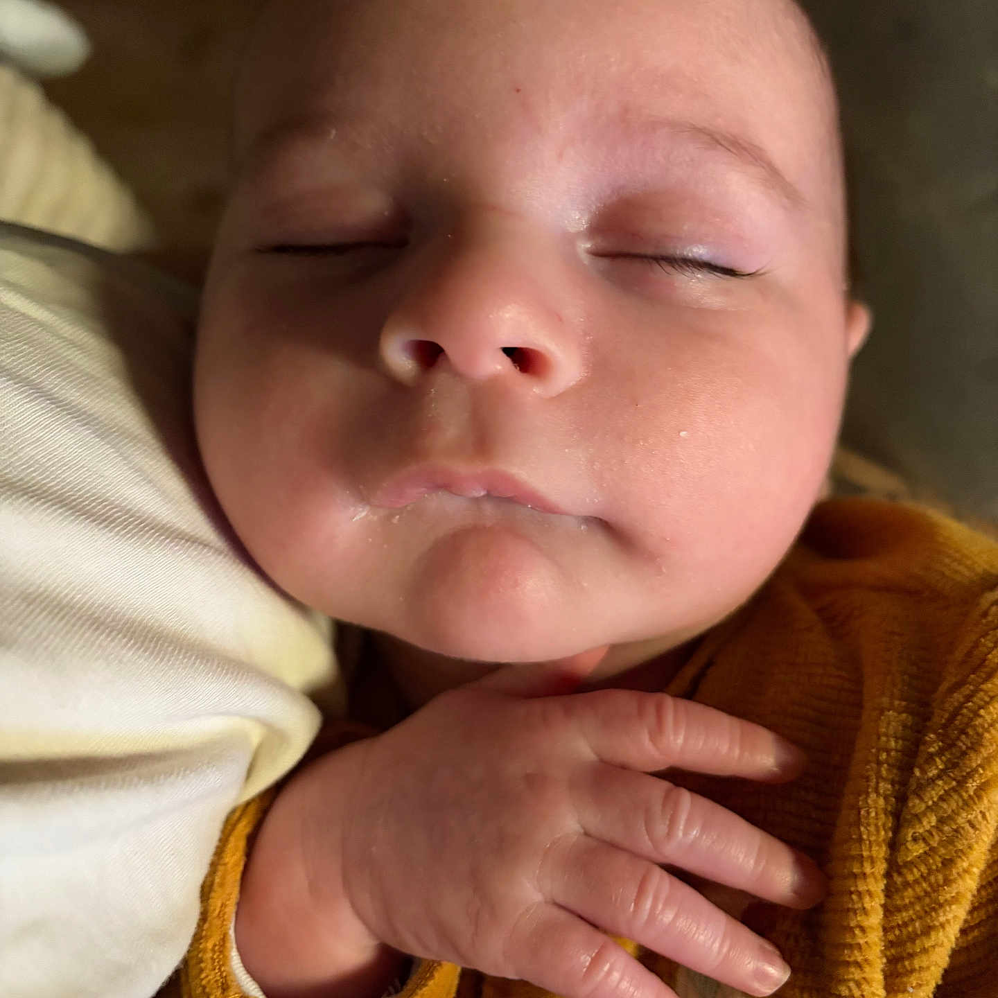 Izandro a rejoint le concours — aidez-le/la à gagner de superbes lots ! baby, child, closeup, clothing, cozy, cute, face, fingers, hand, human, indoors, infant, newborn, peaceful, portrait, resting, skin, sleeping, soft_light, yellow