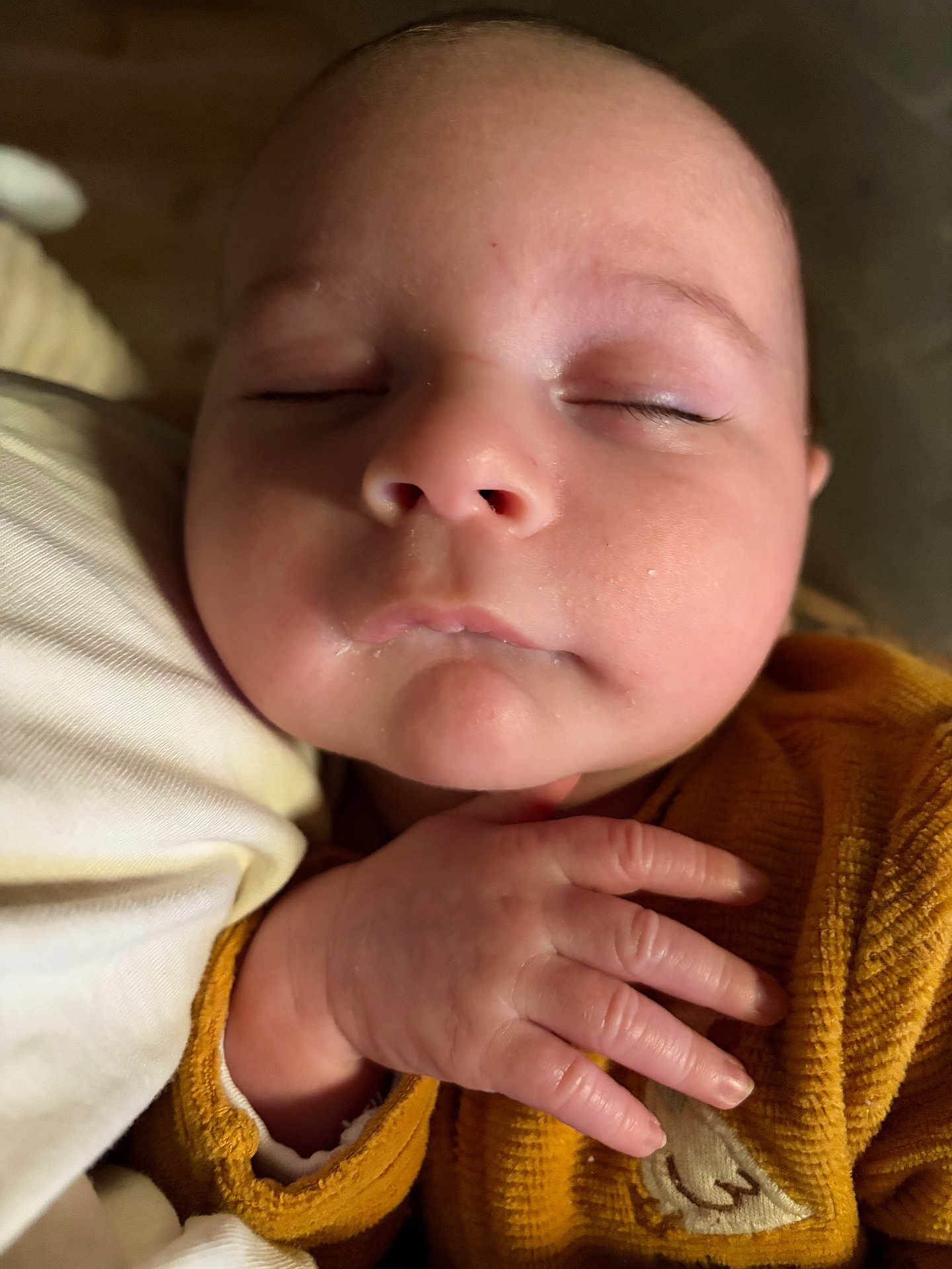 Izandro a rejoint le concours — aidez-le/la à gagner de superbes lots ! baby, sleeping, hand, face, closeup, infant, skin, fingers, clothing, yellow, soft_light, peaceful, cute, newborn, portrait, resting, indoors, cozy, child, human