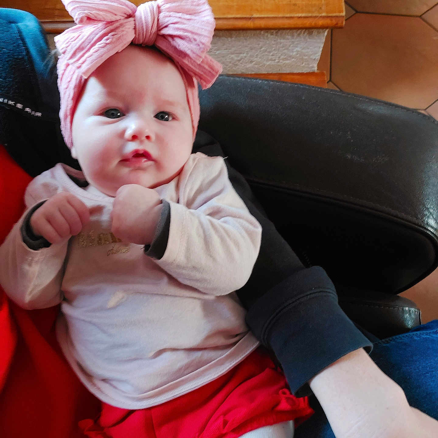 Mya a rejoint le concours — aidez-le/la à gagner de superbes lots ! baby, child, clothing, couch, cute, expression, face, furniture, hand, headwear, indoor, infant, person, pink_bow, portrait, red_shorts, sitting, skin, white_tights, wood_table
