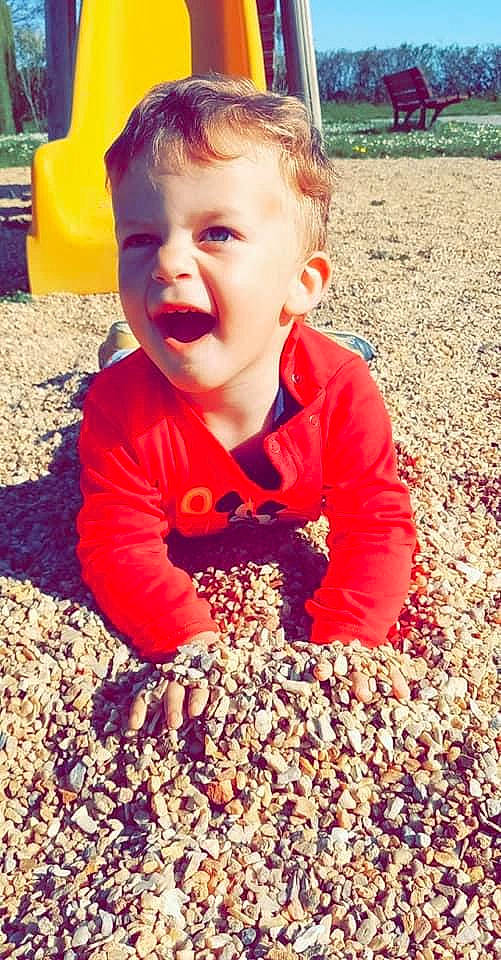 Andy a rejoint le concours — aidez-le/la à gagner de superbes lots ! baby, baby_toddler_clothing, child, flooring, fun, grass, happy, head, leisure, people_in_nature, person, play, playground, recreation, sand, sitting, sleeve, smile, soil, t_shirt