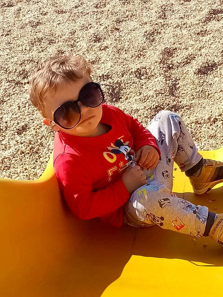 Andy participe au concours pour gagner de l'argent avec cette photo : arm, cool, eyewear, facial_expression, fun, goggles, grass, happy, human, leisure, mammal, morning, people, people_in_nature, person, recreation, sunglasses, sunlight, thigh, travel