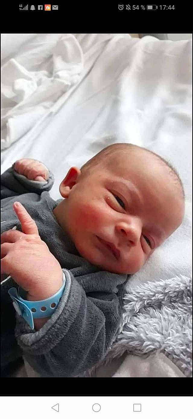 Andy participe au concours pour gagner de l'argent avec cette photo : baby, baby_toddler_clothing, cheek, child, comfort, eyelash, finger, gesture, happy, linens, lip, mouth, nose, person, portrait_photography, skin, sleeve, smile, thumb, toddler