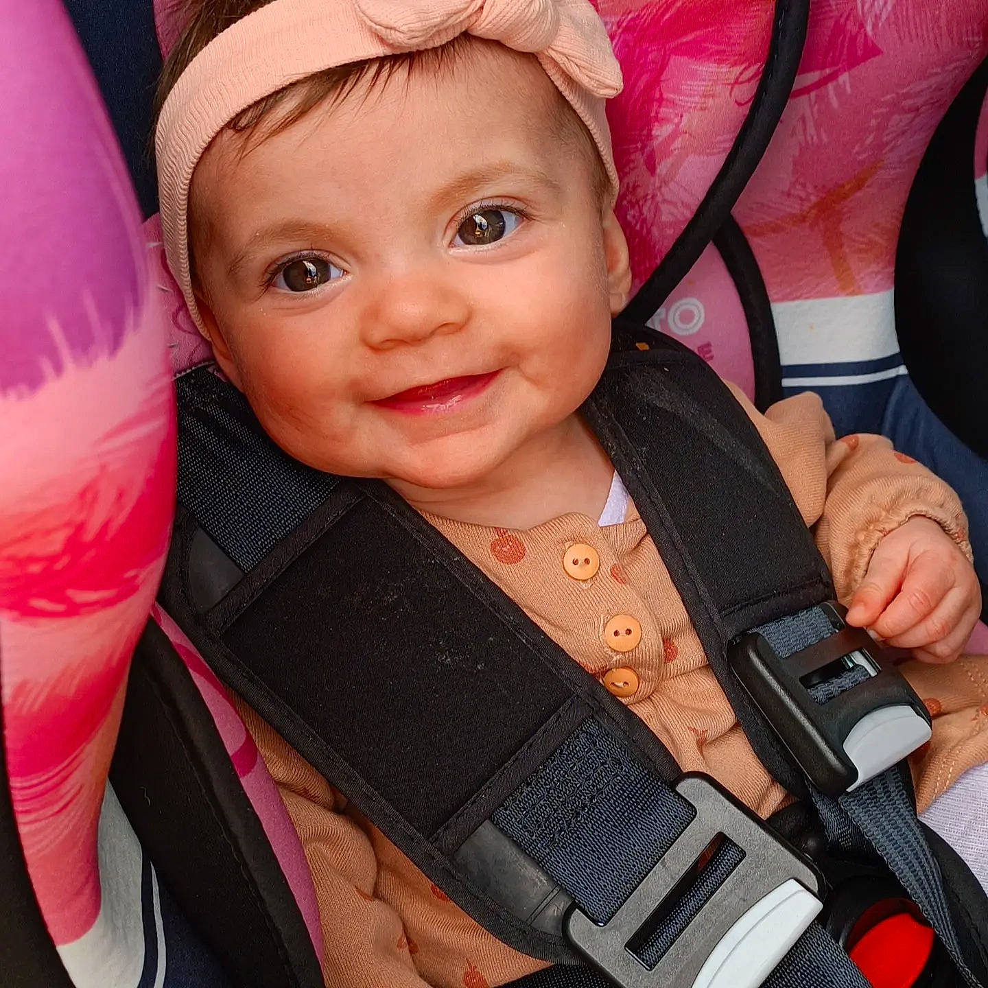 Lya a rejoint le concours — aidez-le/la à gagner de superbes lots ! baby, cap, cheek, cool, eye, eyebrow, face, finger, fun, happy, headgear, headwear, iris, joy, lip, magenta, nail, organ, person, pink