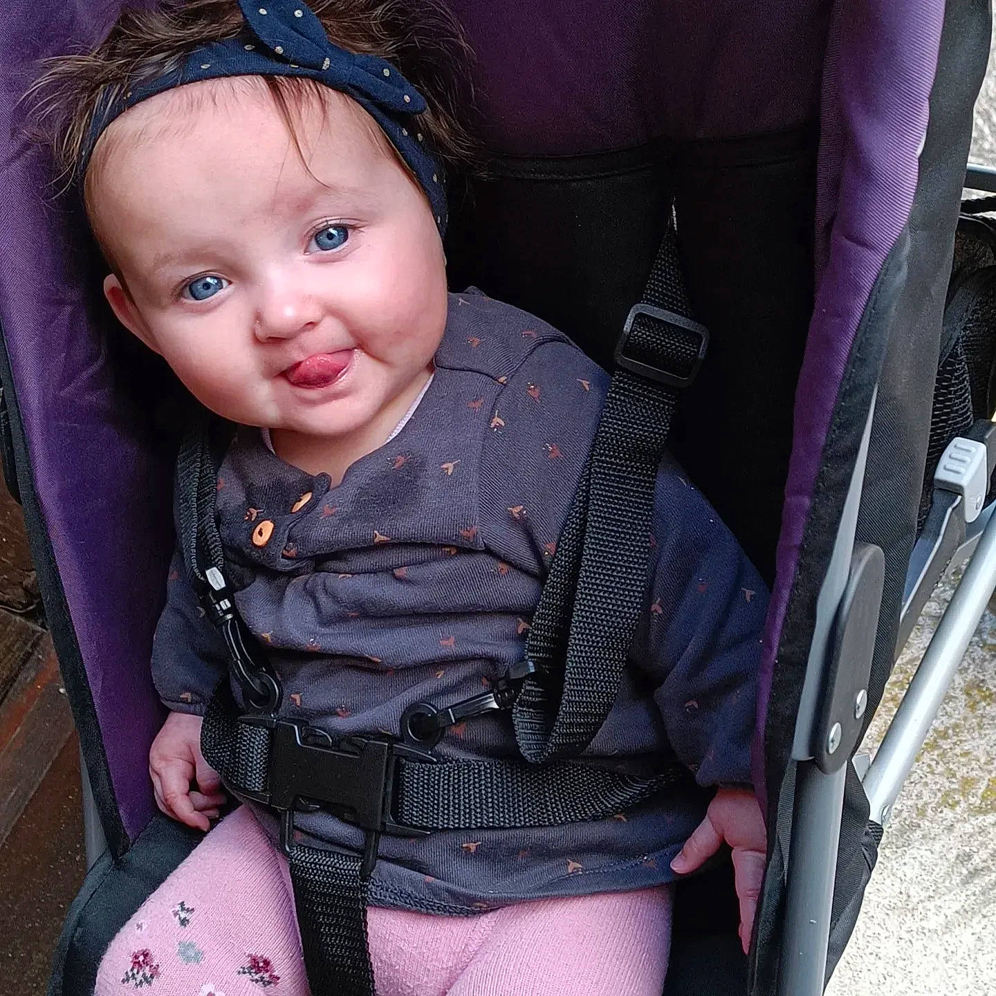 Kiara a rejoint le concours — aidez-le/la à gagner de superbes lots ! baby, baby_carriage, baby_products, baby_toddler_clothing, beauty, black, car_seat, comfort, electric_blue, eye, eyelash, face, flash_photography, lip, magenta, person, pink, product, sleeve, thigh