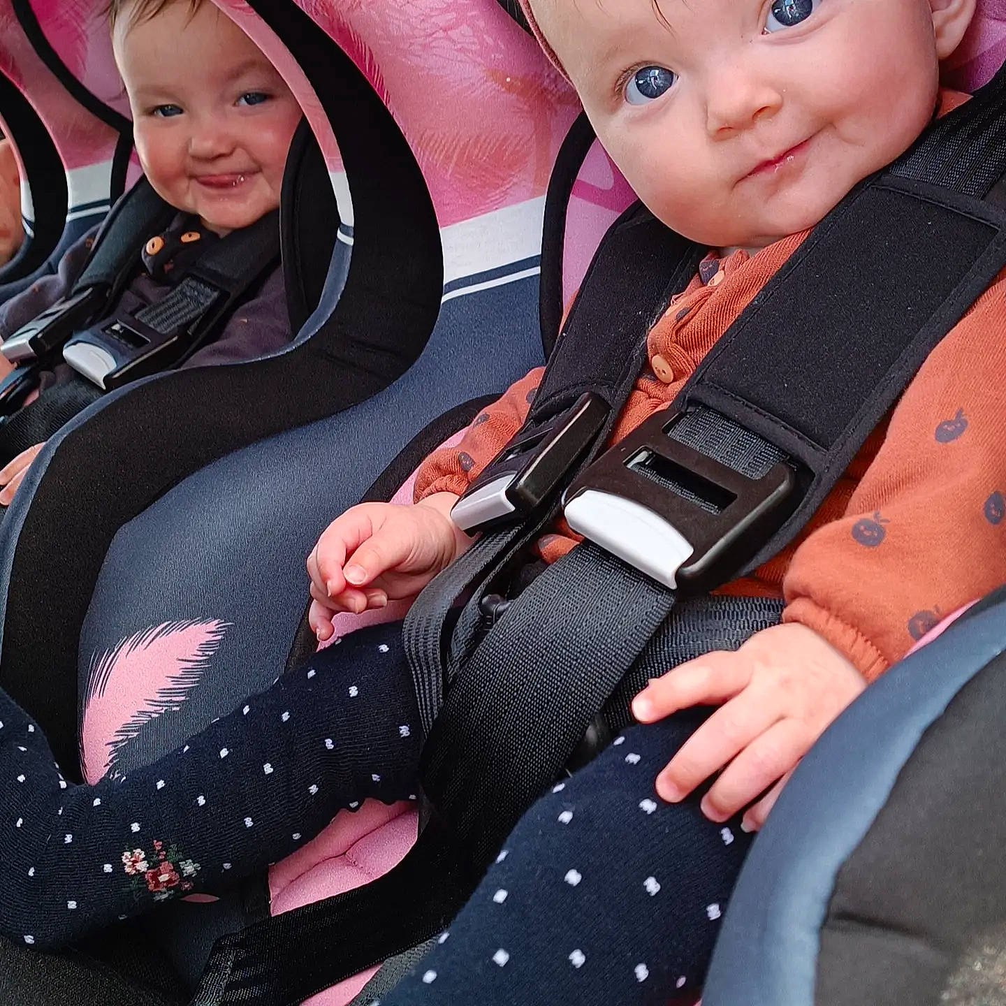 Hayna participe au concours pour gagner de l'argent avec cette photo : baby, baby_carriage, black, car_seat, car_seat_cover, child, comfort, face, facial_expression, finger, head, headwear, joy, motor_vehicle, outerwear, person, personal_protective_equipment, seat_belt, smile, steering_wheel