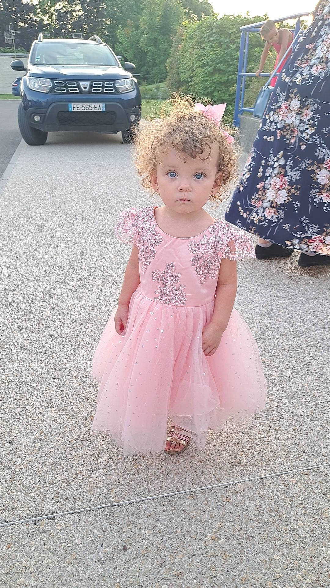 Hayna a rejoint le concours — aidez-le/la à gagner de superbes lots ! asphalt, automotive_design, automotive_exterior, automotive_lighting, automotive_tire, baby_toddler_clothing, bumper, car, child, dress, fender, happy, motor_vehicle, person, personal_luxury_car, public_space, road_surface, tire, toddler, vehicle_door