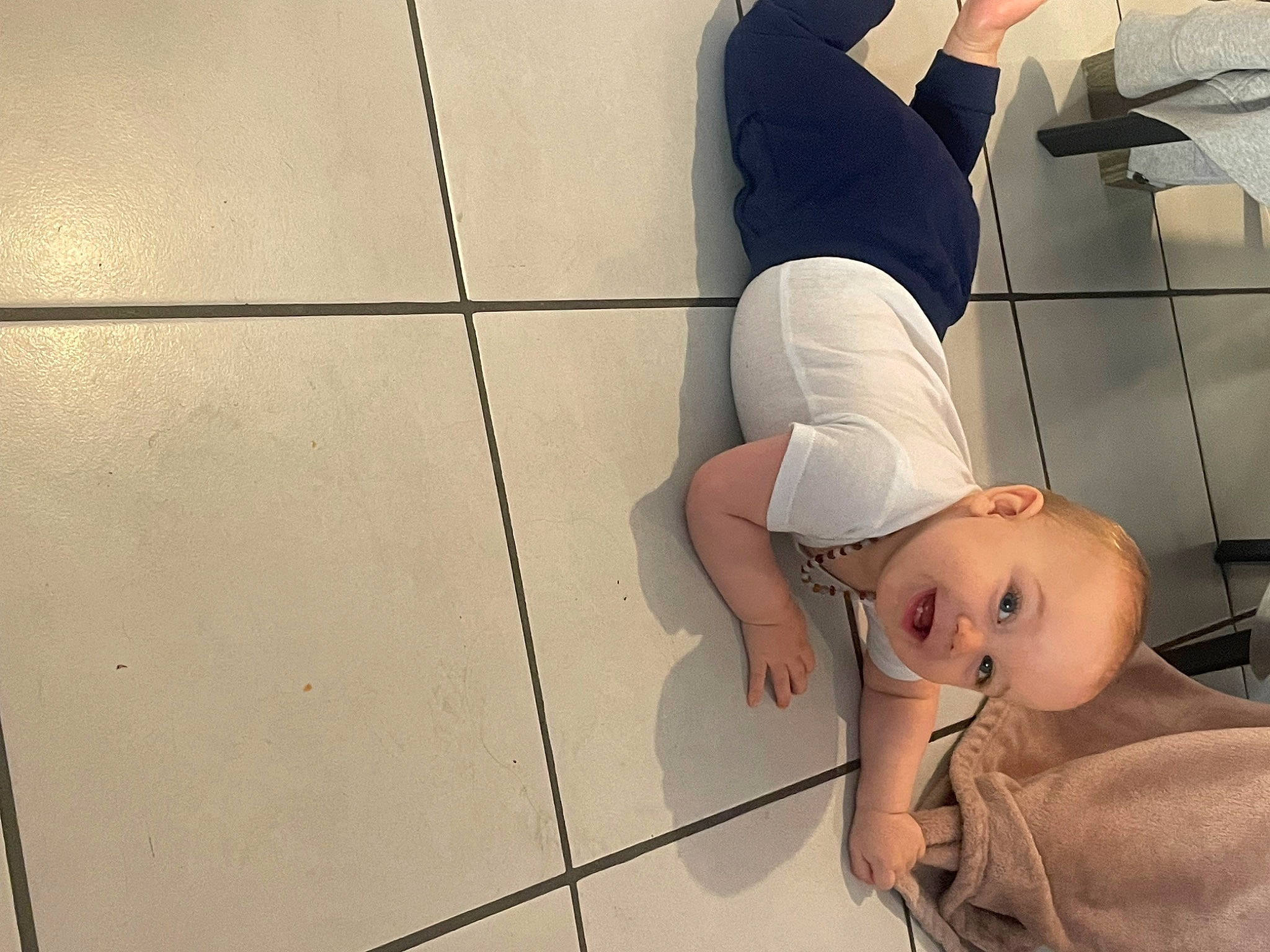 Leyan participe au concours pour gagner de l'argent avec cette photo : arm, elbow, eyelash, fashion_design, floor, flooring, foot, gesture, hand, happy, human_body, human_leg, joint, knee, leg, pattern, person, shoulder, thigh, waist