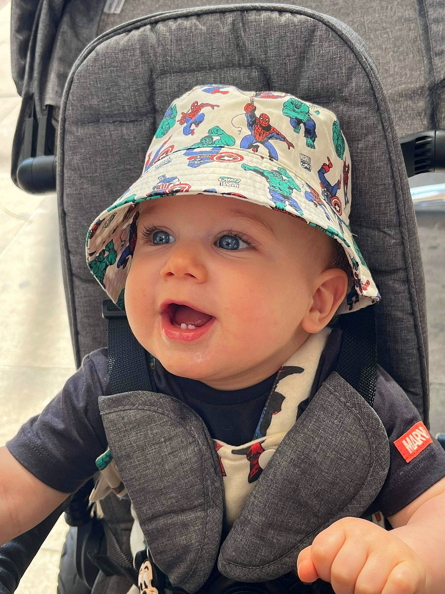 Leyan participe au concours pour gagner de l'argent avec cette photo : baby, baby_carriage, baby_toddler_clothing, blue, cap, child, costume_hat, eye, face, fashion_accessory, fedora, fun, green, happy, hat, headwear, person, plant, product, smile