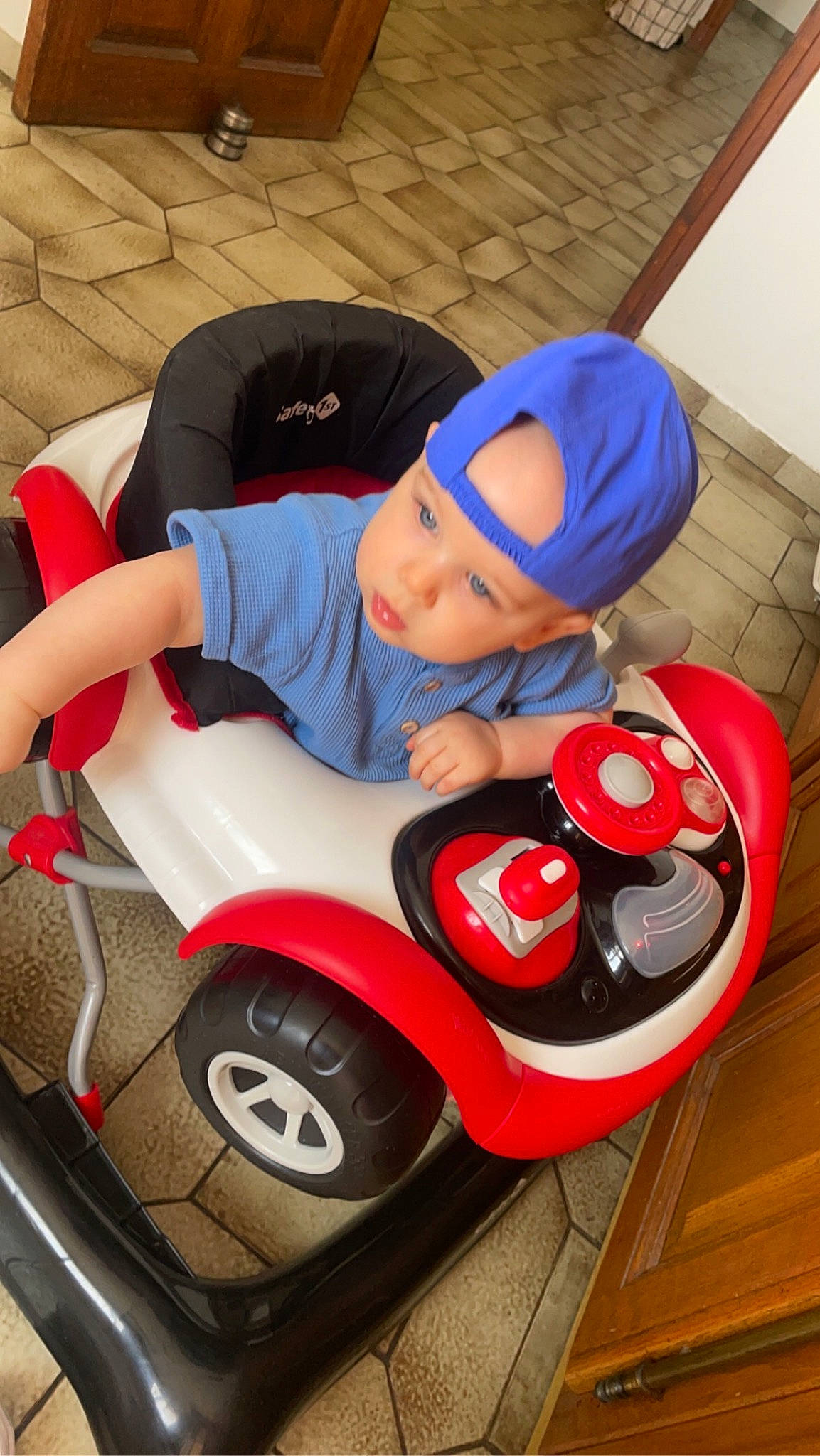 Leyan a rejoint le concours — aidez-le/la à gagner de superbes lots ! automotive_design, automotive_tire, automotive_wheel_system, baby, baby_products, baby_toddler_clothing, backpack, bag, car_seat, carmine, child, comfort, flooring, headwear, luggage_and_bags, motor_vehicle, person, personal_protective_equipment, sitting, spider_man