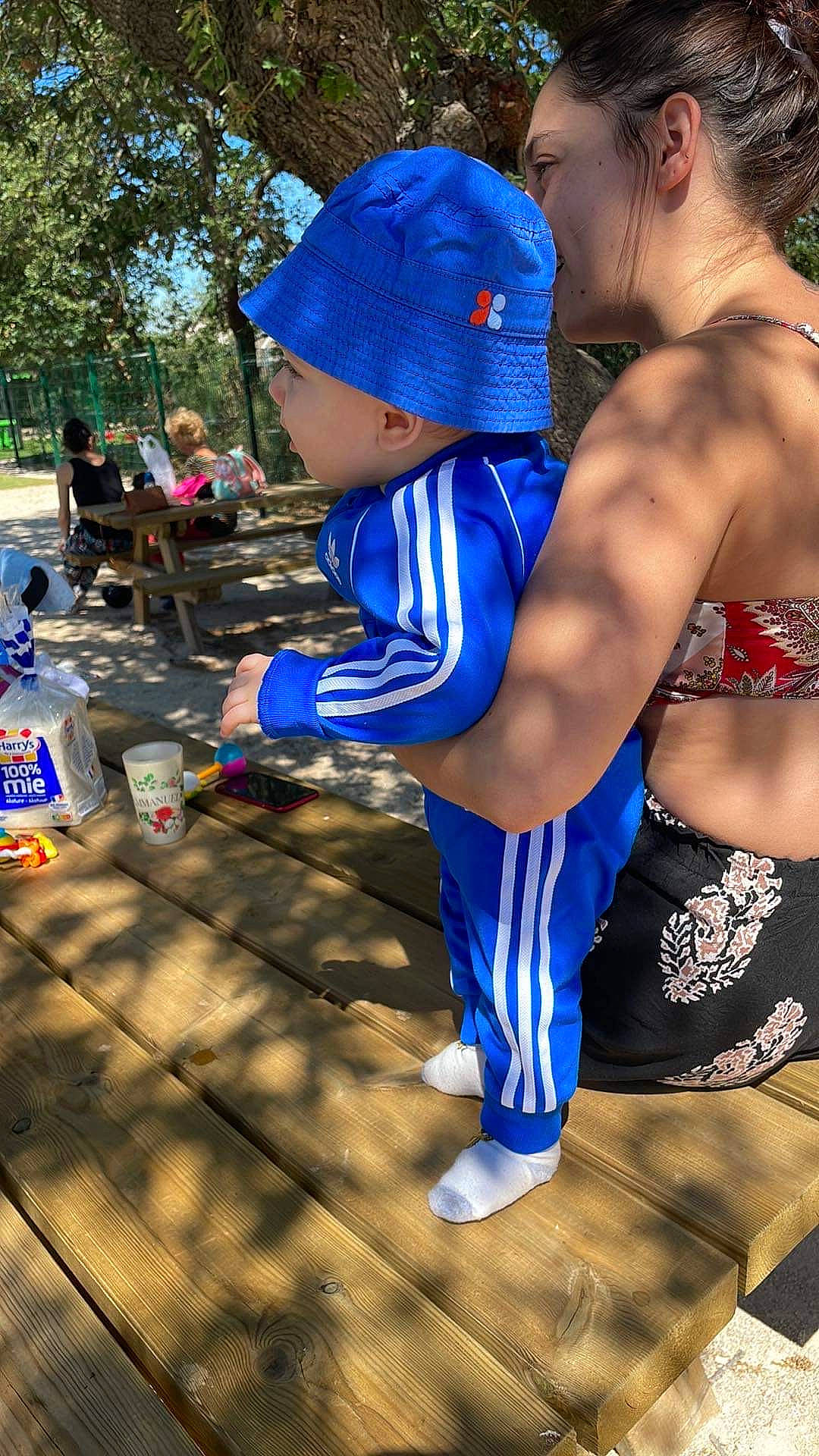 Leyan participe au concours pour gagner de l'argent avec cette photo : abdomen, baseball_cap, blue, brassiere, cap, electric_blue, fun, human_leg, leisure, navel, person, recreation, sportswear, swimsuit_top, swimwear, thigh, toddler, tree, trunk, undergarment