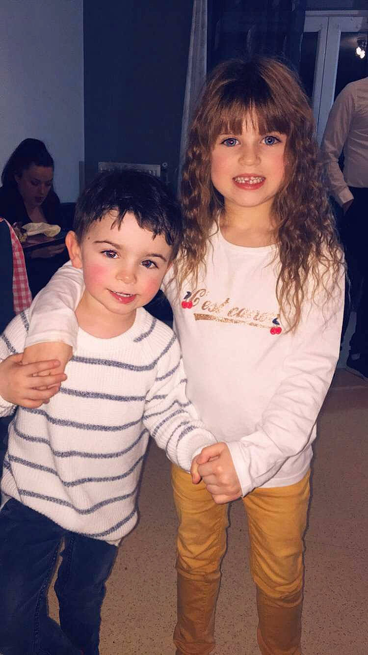 Leana participe au concours pour gagner de l'argent avec cette photo : cheek, cool, eye, facial_expression, gesture, hairstyle, happy, head, interaction, iris, joint, joy, outerwear, person, shoulder, skin, sleeve, smile, standing, textile