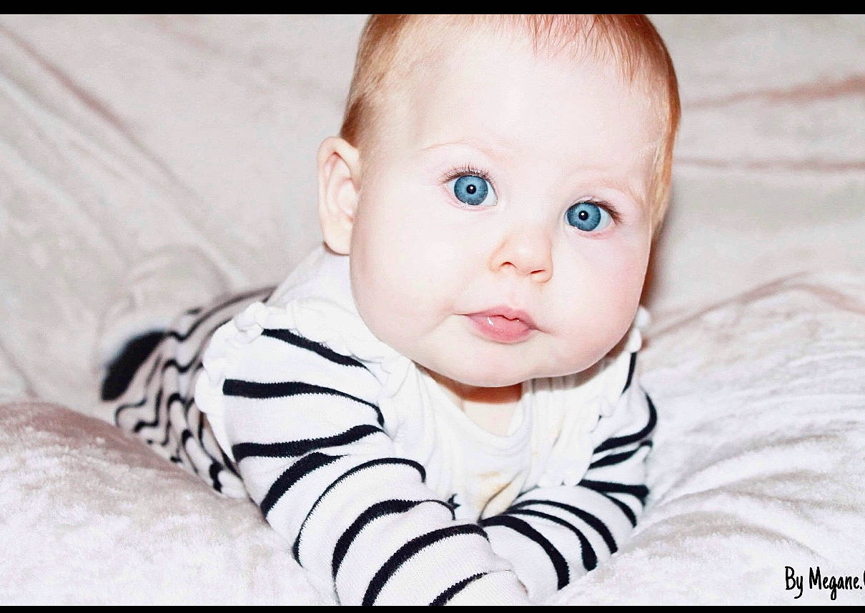 Louise participe au concours pour gagner de l'argent avec cette photo : baby, baby_toddler_clothing, beauty, brown_hair, cheek, child, chin, comfort, ear, eyebrow, eyelash, flash_photography, iris, linens, lip, mammal, person, photography, portrait_photography, skin