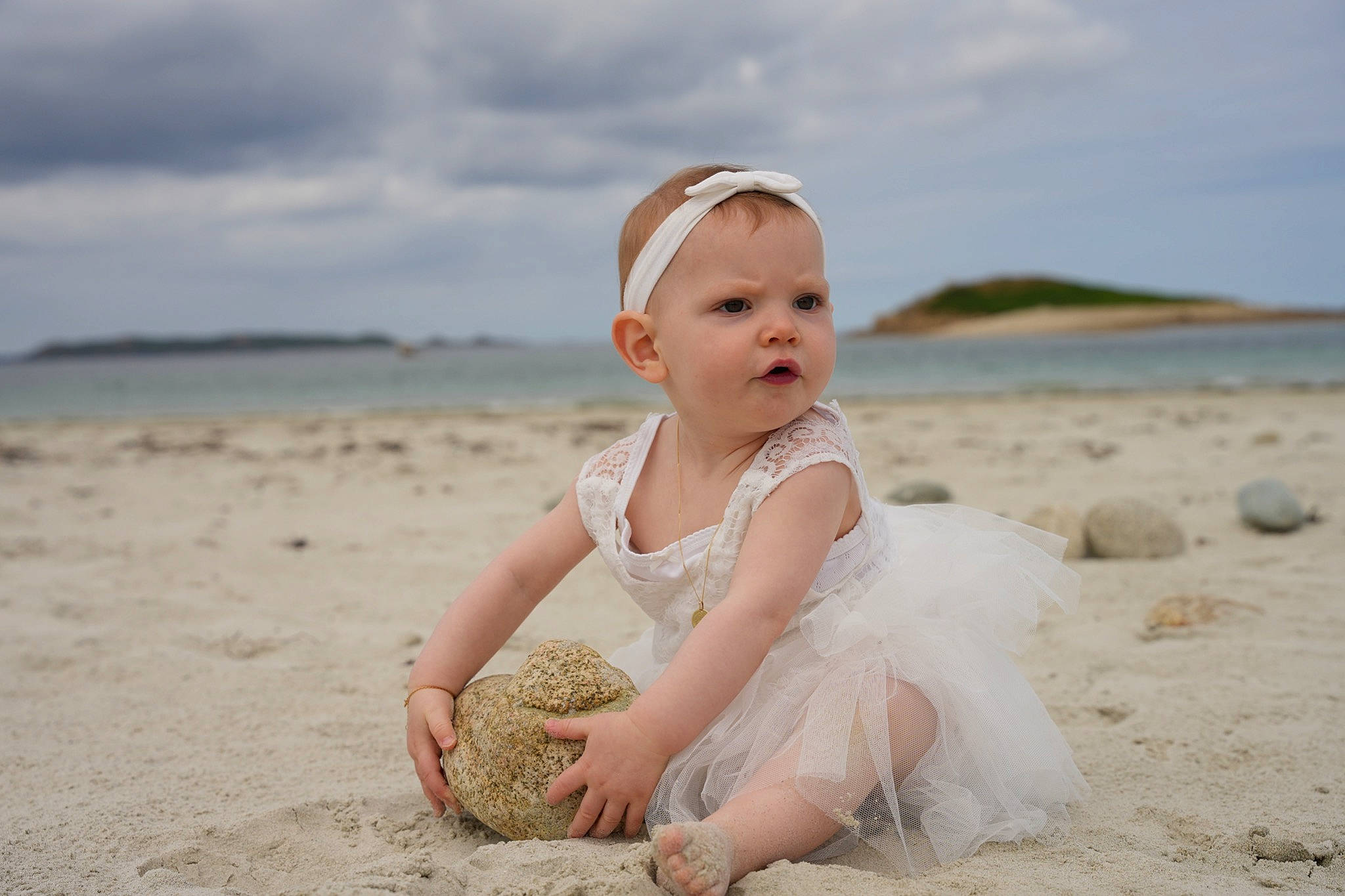 Aimée participe au concours pour gagner de l'argent avec cette photo : baby, baby_toddler_clothing, barefoot, beach, cloud, flash_photography, fun, grass, happy, hat, horizon, human_leg, leg, people_in_nature, people_on_beach, person, sand, sitting, sky, toddler