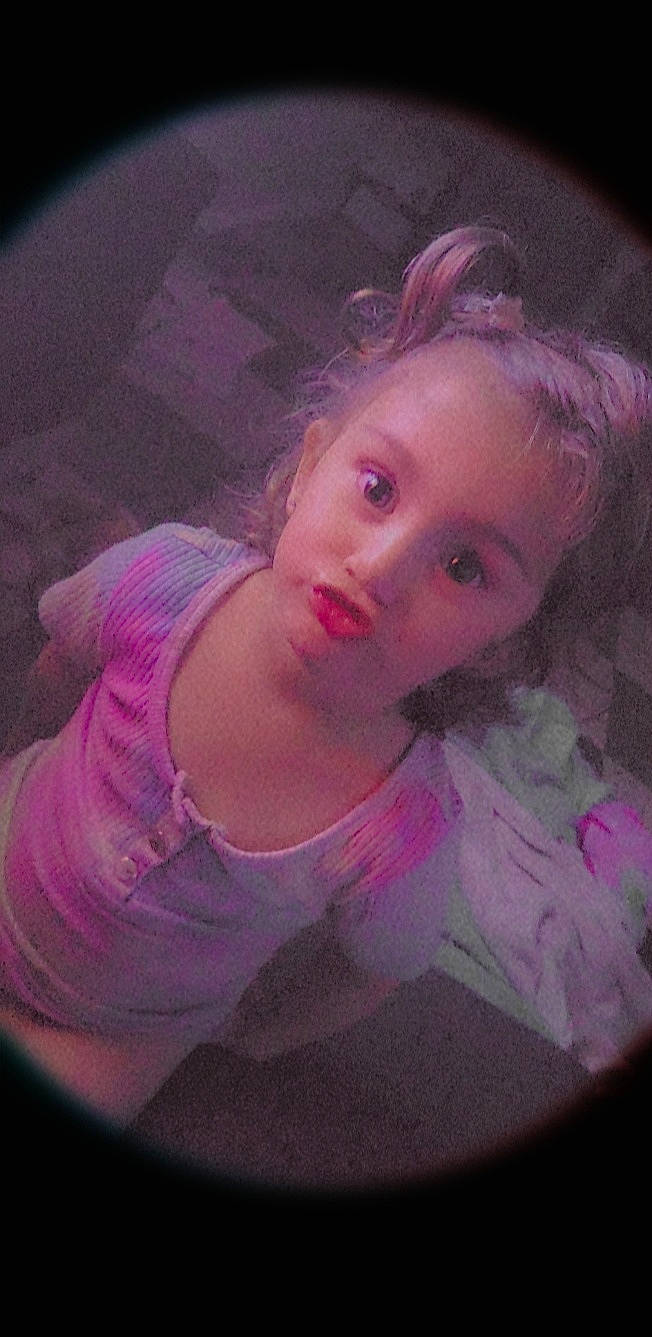 Louana a rejoint le concours — aidez-le/la à gagner de superbes lots ! blond, cheek, child, chin, cool, ear, electric_blue, eyebrow, eyelash, flash_photography, fun, iris, jaw, lip, magenta, mouth, nose, person, pink, purple