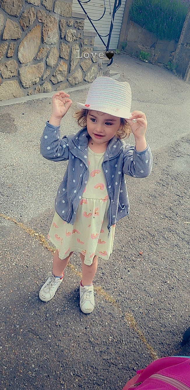 Louana participe au concours pour gagner de l'argent avec cette photo : baby_toddler_clothing, blond, cap, child, electric_blue, eye, face, fashion_accessory, fun, happy, hat, head, headwear, human_body, joy, lip, pattern, person, plant, sleeve