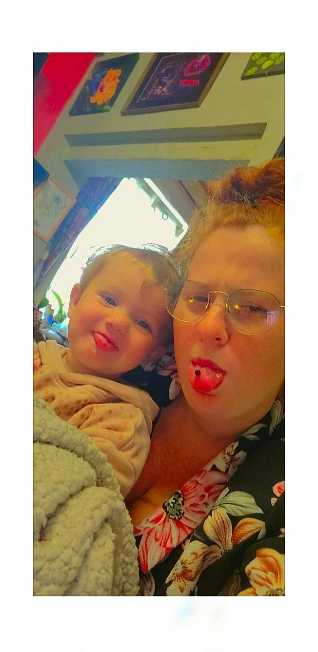 Lyna a rejoint le concours — aidez-le/la à gagner de superbes lots ! adaptation, baby, cheek, child, comfort, ear, eyebrow, eyewear, fun, gesture, glasses, happy, iris, mouth, nose, person, selfie, skin, smile, toddler