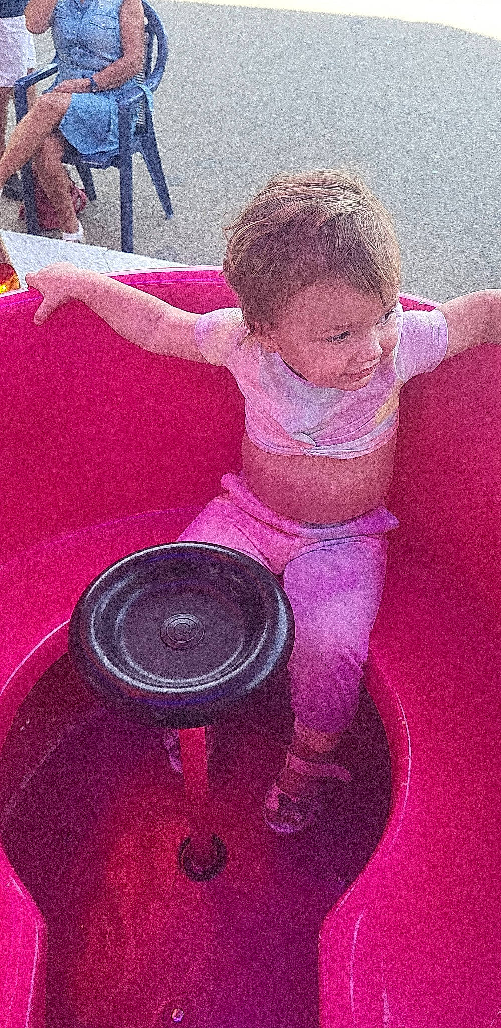 Lyna a rejoint le concours — aidez-le/la à gagner de superbes lots ! automotive_tire, automotive_wheel_system, child, circle, comfort, fun, happy, human_leg, knee, leisure, magenta, person, pink, play, purple, recreation, shorts, sitting, smile, thigh