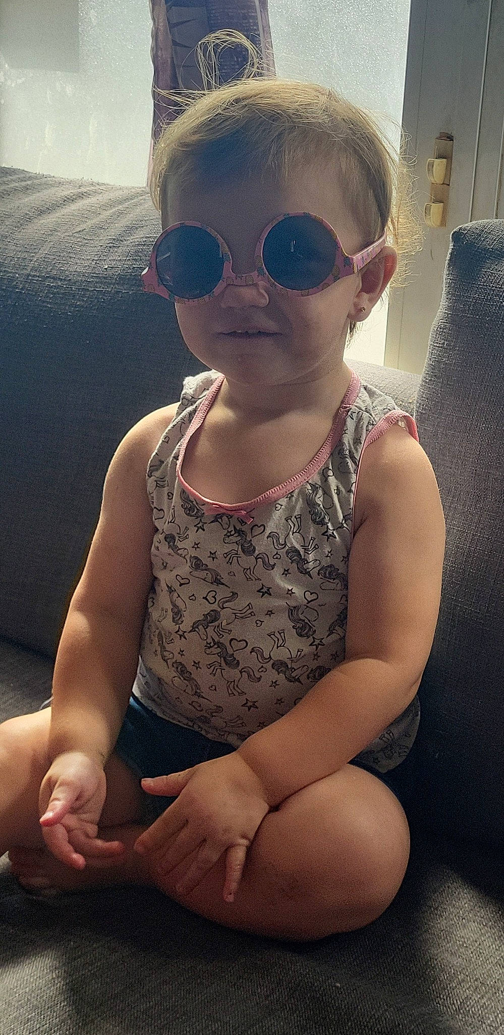 Lyna a rejoint le concours — aidez-le/la à gagner de superbes lots ! baby_toddler_clothing, beauty, comfort, cool, elbow, eyewear, glasses, goggles, human, knee, light, neck, person, shoulder, sleeve, summer, sunglasses, thigh, tints_and_shades, vision_care