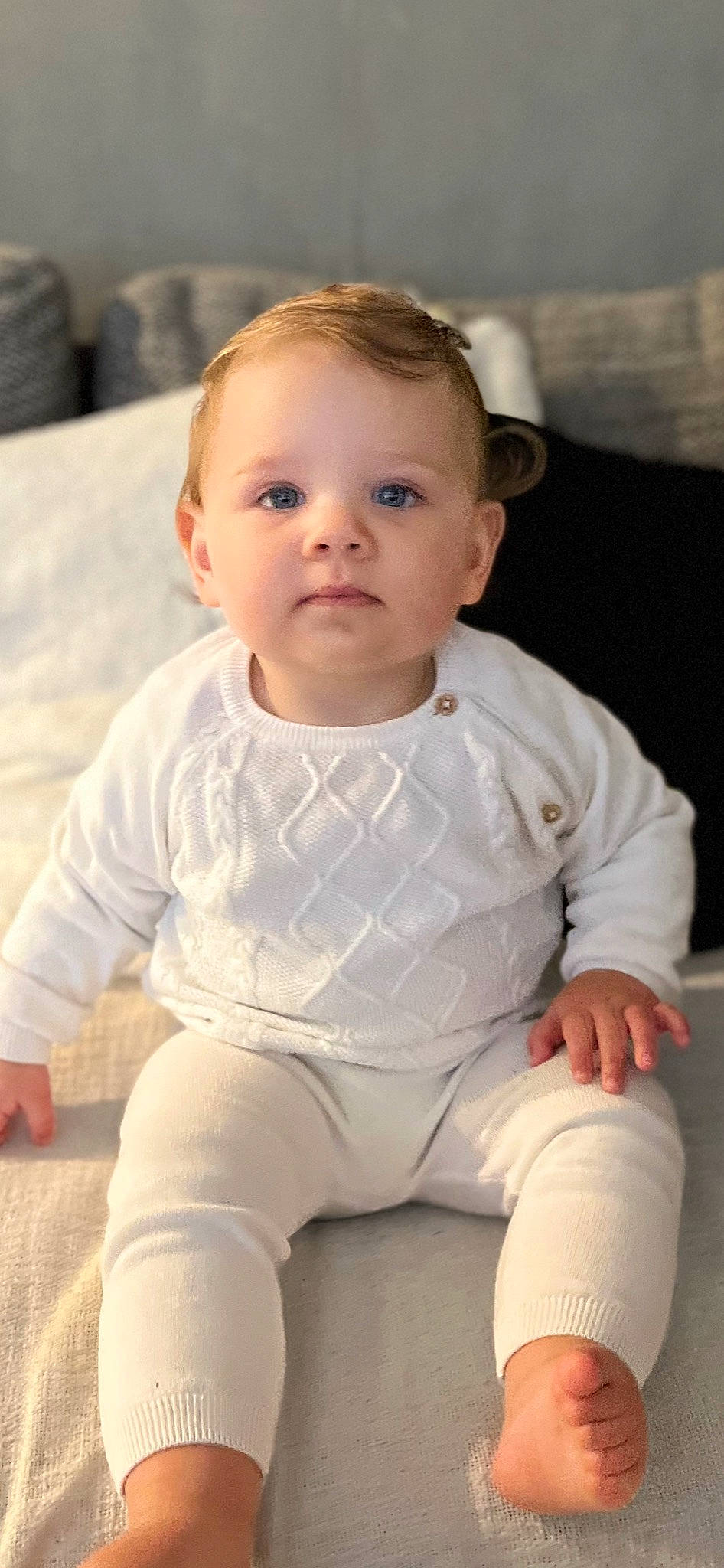 Blue participe au concours pour gagner de l'argent avec cette photo : baby, baby_toddler_clothing, cheek, child, chin, collar, comfort, face, flooring, happy, head, human_body, lip, neck, nose, person, shoulder, skin, sleeve, smile