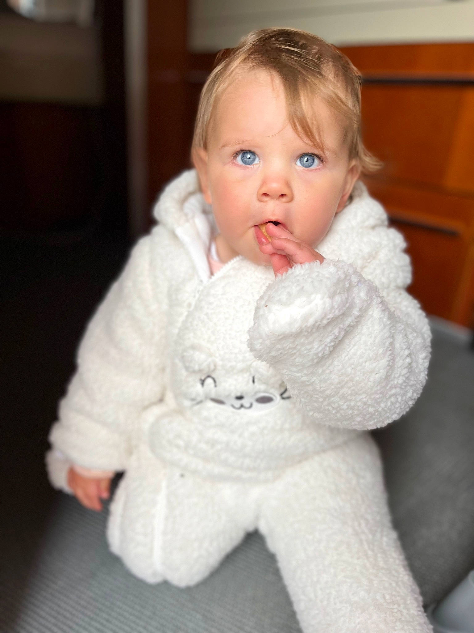 Blue a rejoint le concours — aidez-le/la à gagner de superbes lots ! baby, baby_toddler_clothing, cheek, chin, comfort, dress, eye, eyebrow, face, flooring, hand, head, human_body, iris, lip, nose, outerwear, person, skin, sleeve