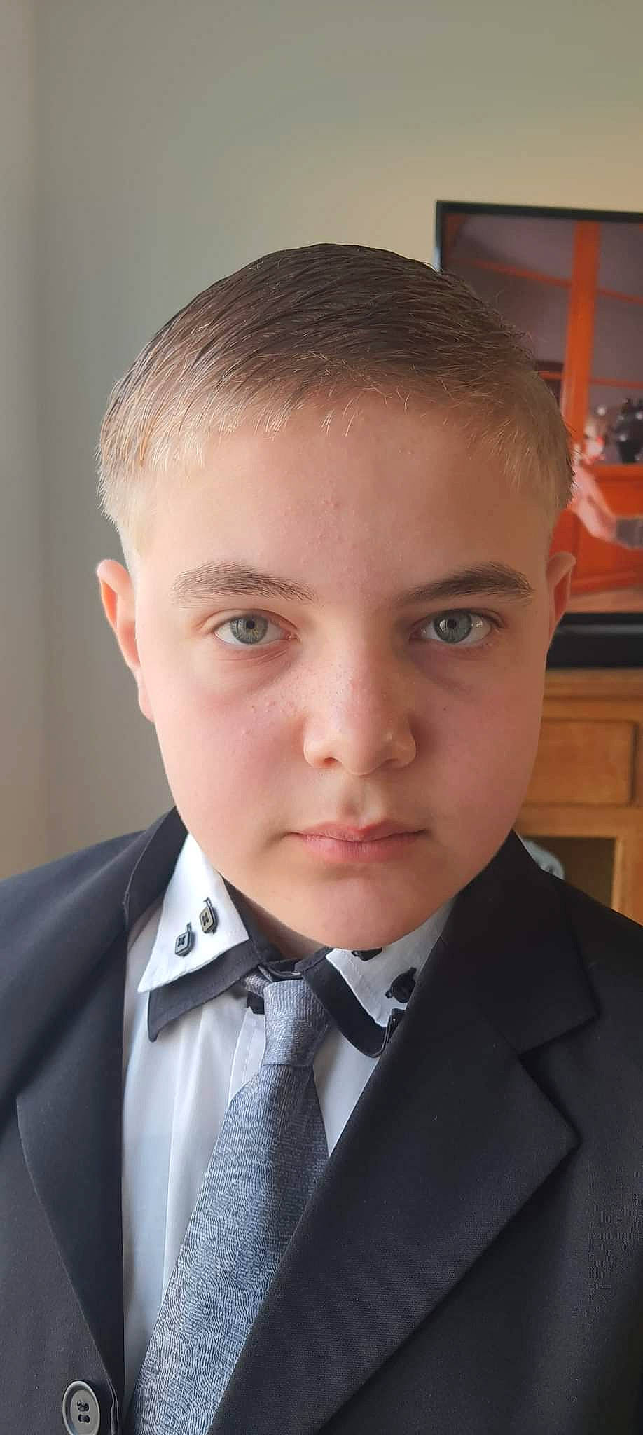 Keandro participe au concours pour gagner de l'argent avec cette photo : cheek, chin, coat, collar, dress_shirt, eye, eyebrow, facial_expression, fashion, forehead, gesture, hairstyle, head, human, jaw, lip, neck, nose, person, suit