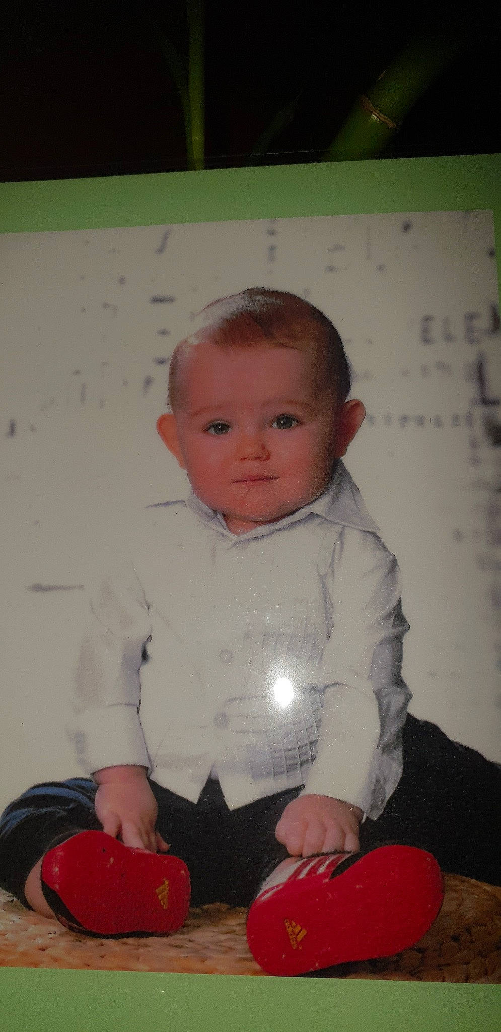 Raphaël participe au concours pour gagner de l'argent avec cette photo : boy, cheek, child, day, eye, face, facial_expression, fun, green, head, infant, person, pink, play, red, sitting, skin, smile, standing, toddler