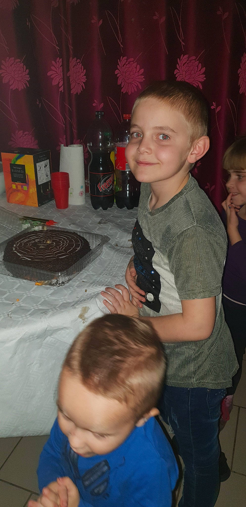 Keandro participe au concours pour gagner de l'argent avec cette photo : boy, child, day, emotion, eye, face, facial_expression, fun, girl, hair, hairstyle, head, human_body, human_hair_color, joy, mammal, person, sitting, skin, smile