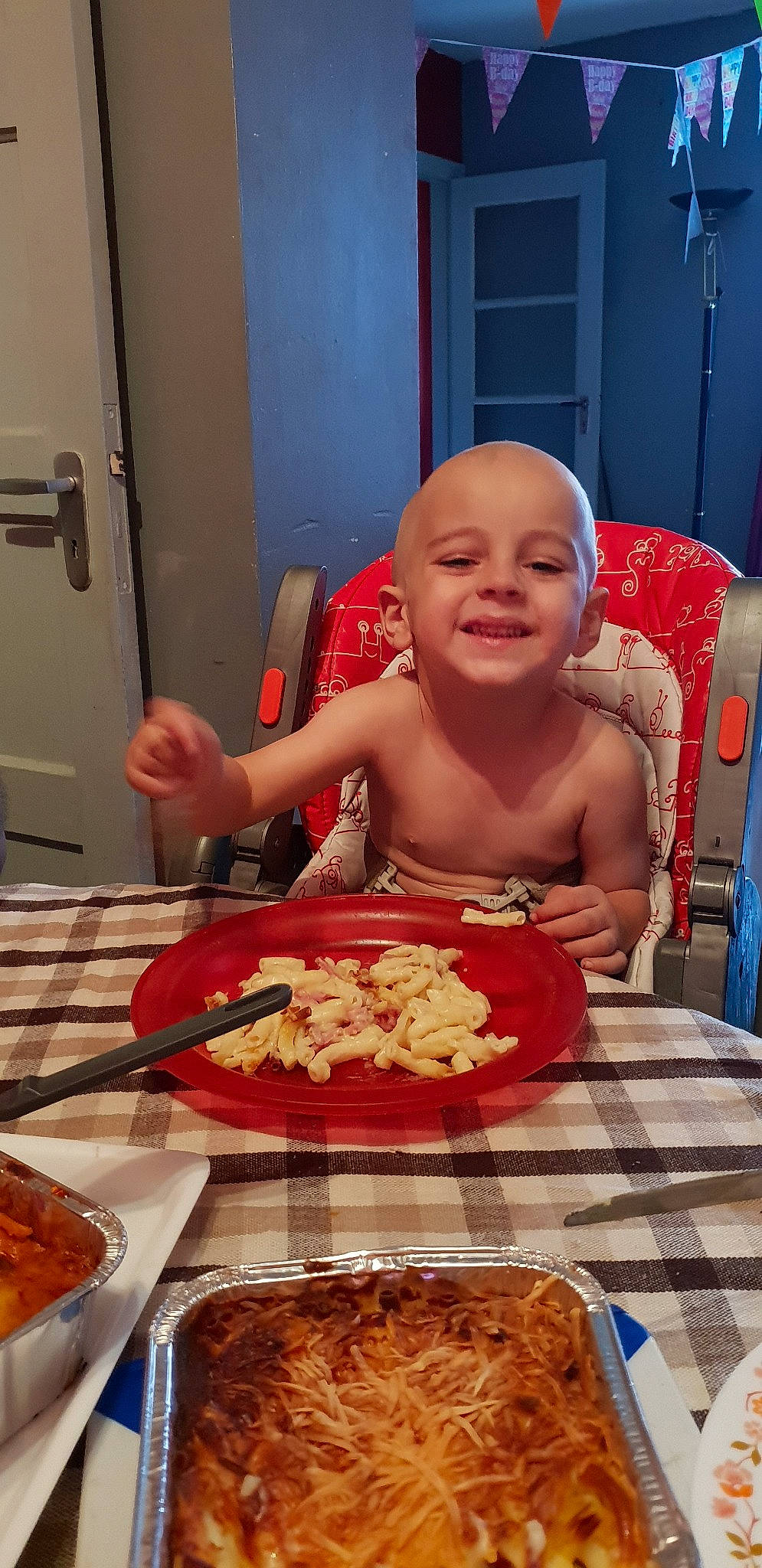 Luzzio a rejoint le concours — aidez-le/la à gagner de superbes lots ! baked_goods, baking, breakfast, brunch, child, cuisine, dish, eating, fast_food, food, joy, junk_food, lunch, meal, person, pizza, supper, toddler