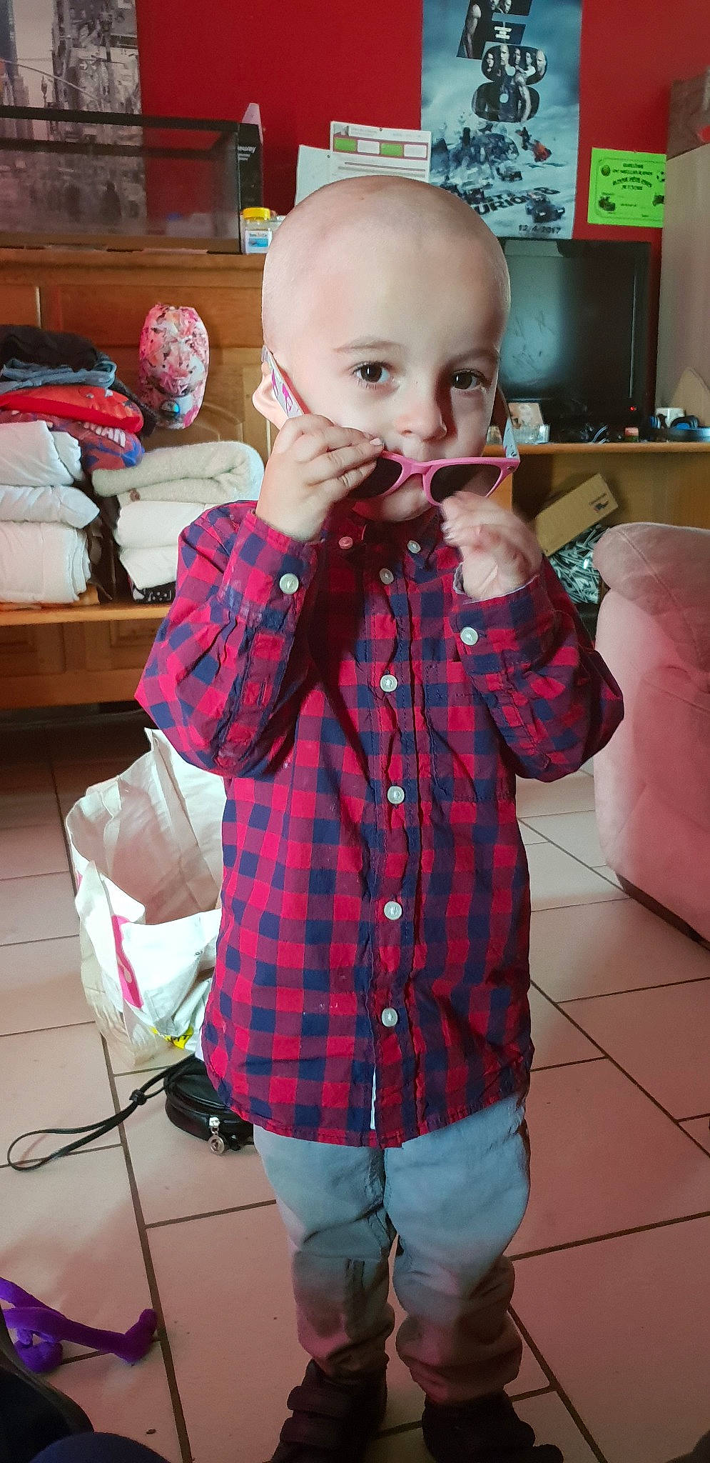 Luzzio participe au concours pour gagner de l'argent avec cette photo : child, design, fun, girl, hair, organ, outerwear, pattern, person, pink, plaid, product, skin, standing, tartan, textile, toddler