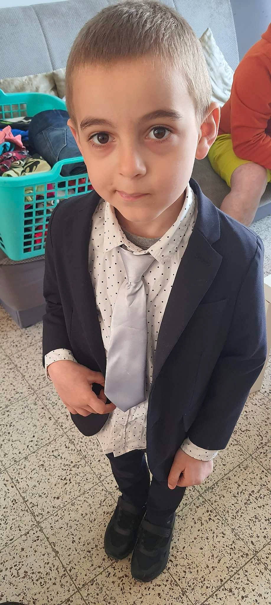 Luzzio a rejoint le concours — aidez-le/la à gagner de superbes lots ! backpack, blazer, child, collar, dress_shirt, event, fashion_accessory, fashion_design, formal_wear, fun, gesture, happy, head, person, sitting, sleeve, suit, tie, tuxedo, uniform