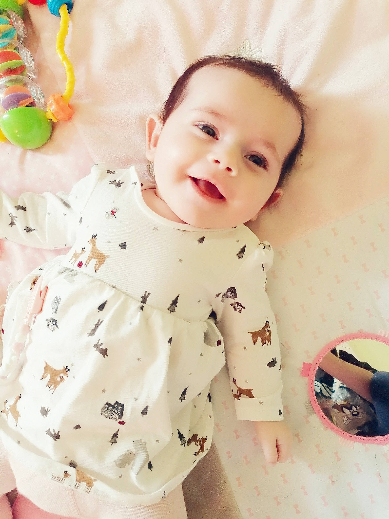 Mylla a rejoint le concours — aidez-le/la à gagner de superbes lots ! baby, baby_toddler_clothing, beauty, child, comfort, design, facial_expression, flooring, happy, human, linens, pattern, person, product, sitting, skin, sleeve, smile, textile, toddler