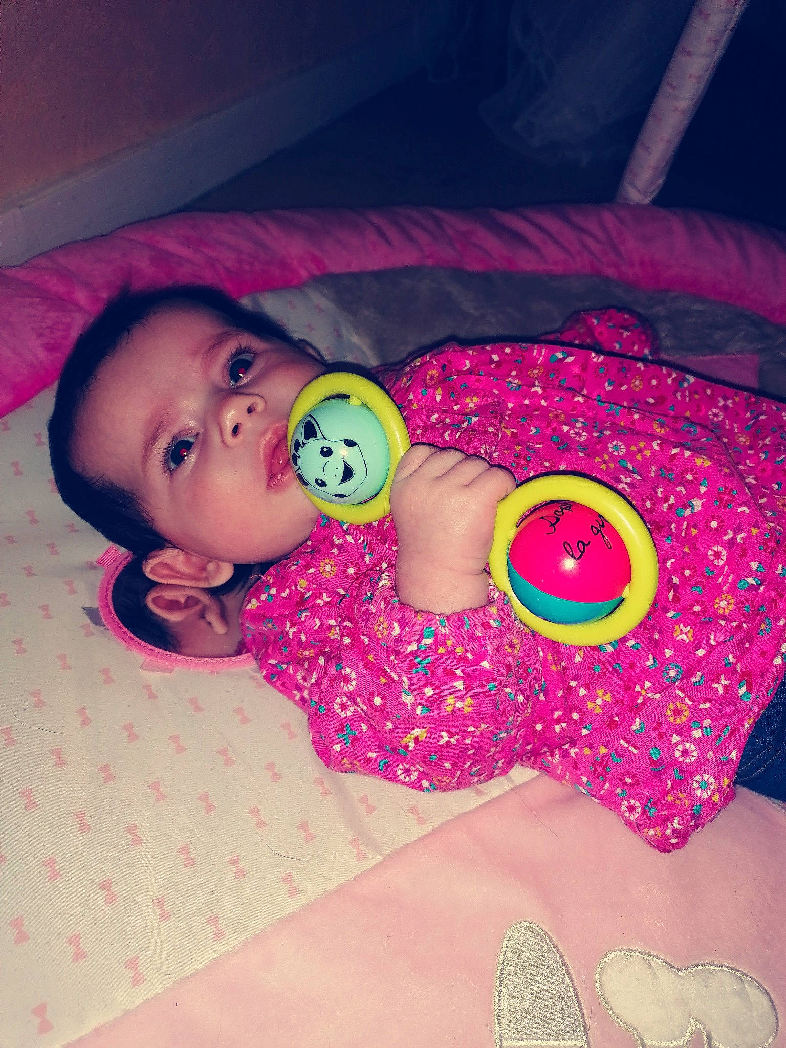 Mylla participe au concours pour gagner de l'argent avec cette photo : arm, baby, baby_toddler_clothing, cheek, comfort, cool, eye, facial_expression, finger, fun, hand, happy, head, mouth, nose, person, pink, skin, sleeve, toddler