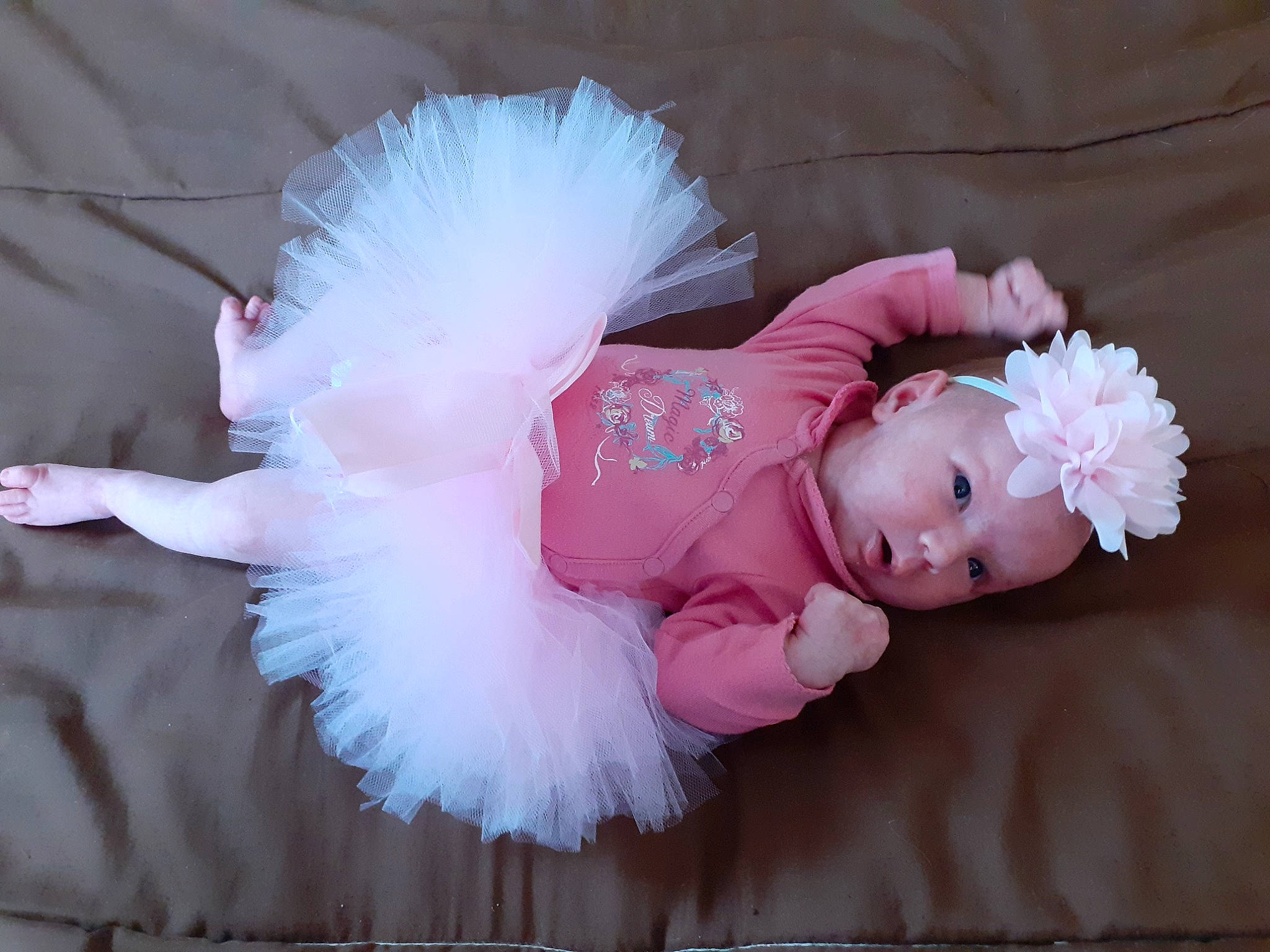 Lyna a rejoint le concours — aidez-le/la à gagner de superbes lots ! baby, baby_products, baby_toddler_clothing, ballet_tutu, child, costume, costume_hat, dress, fashion_accessory, fur, hair_accessory, happy, headband, headpiece, mythical_creature, person, petal, pink, skin, textile