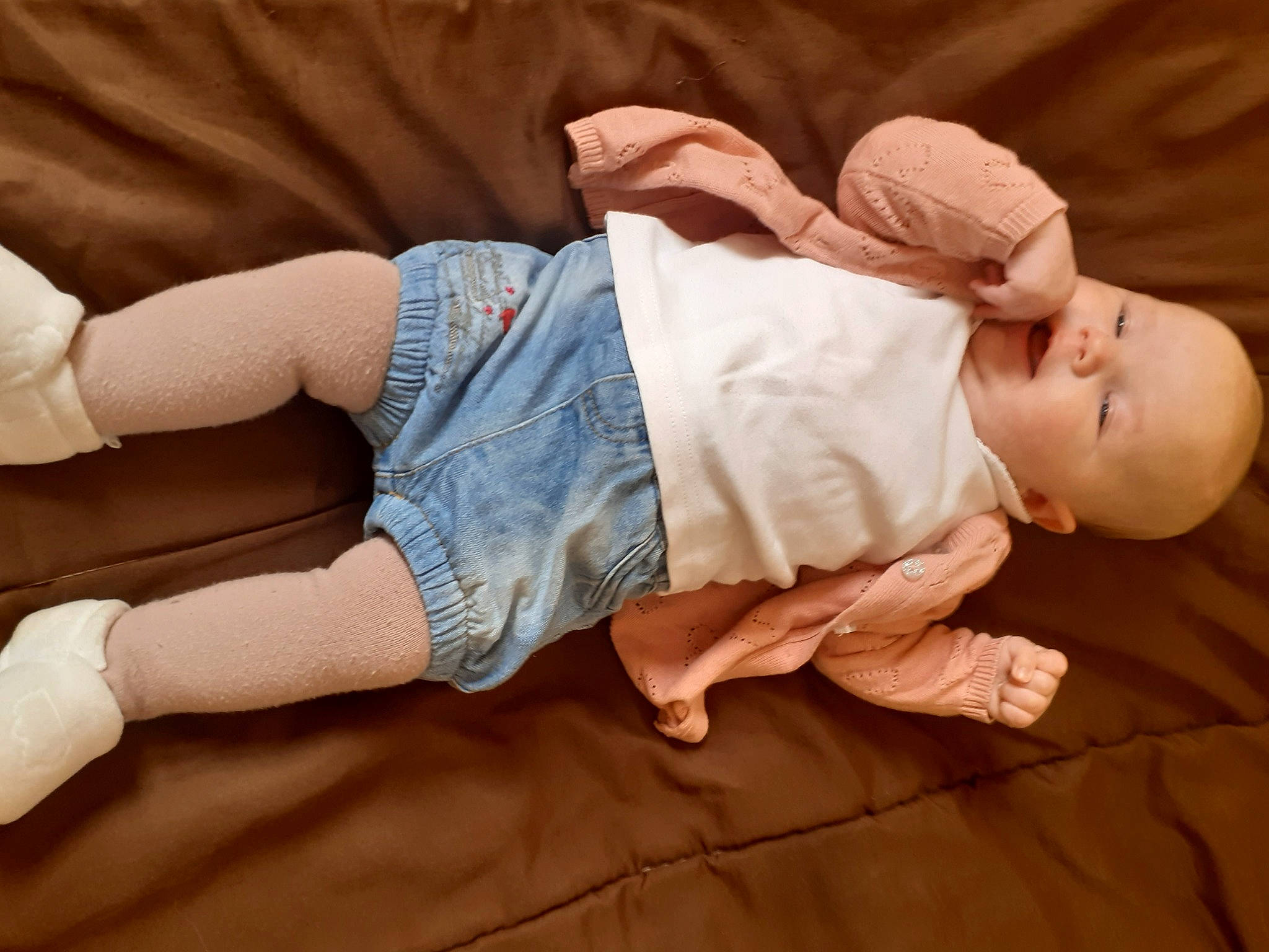 Lyna participe au concours pour gagner de l'argent avec cette photo : arm, baby, baby_toddler_clothing, comfort, elbow, finger, floor, flooring, gesture, hardwood, human_body, joint, knee, nail, person, skin, sleeve, textile, thigh, toddler
