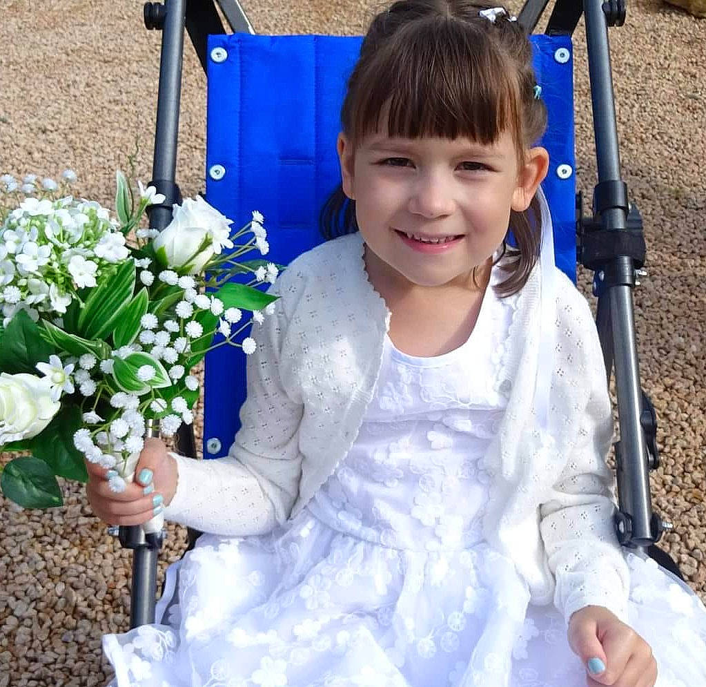 Amalya a rejoint le concours — aidez-le/la à gagner de superbes lots ! baby_toddler_clothing, blue, bouquet, child, cut_flowers, electric_blue, event, flower, flower_arranging, flowerpot, grass, happy, joy, person, petal, photograph, plant, product, rose, sitting