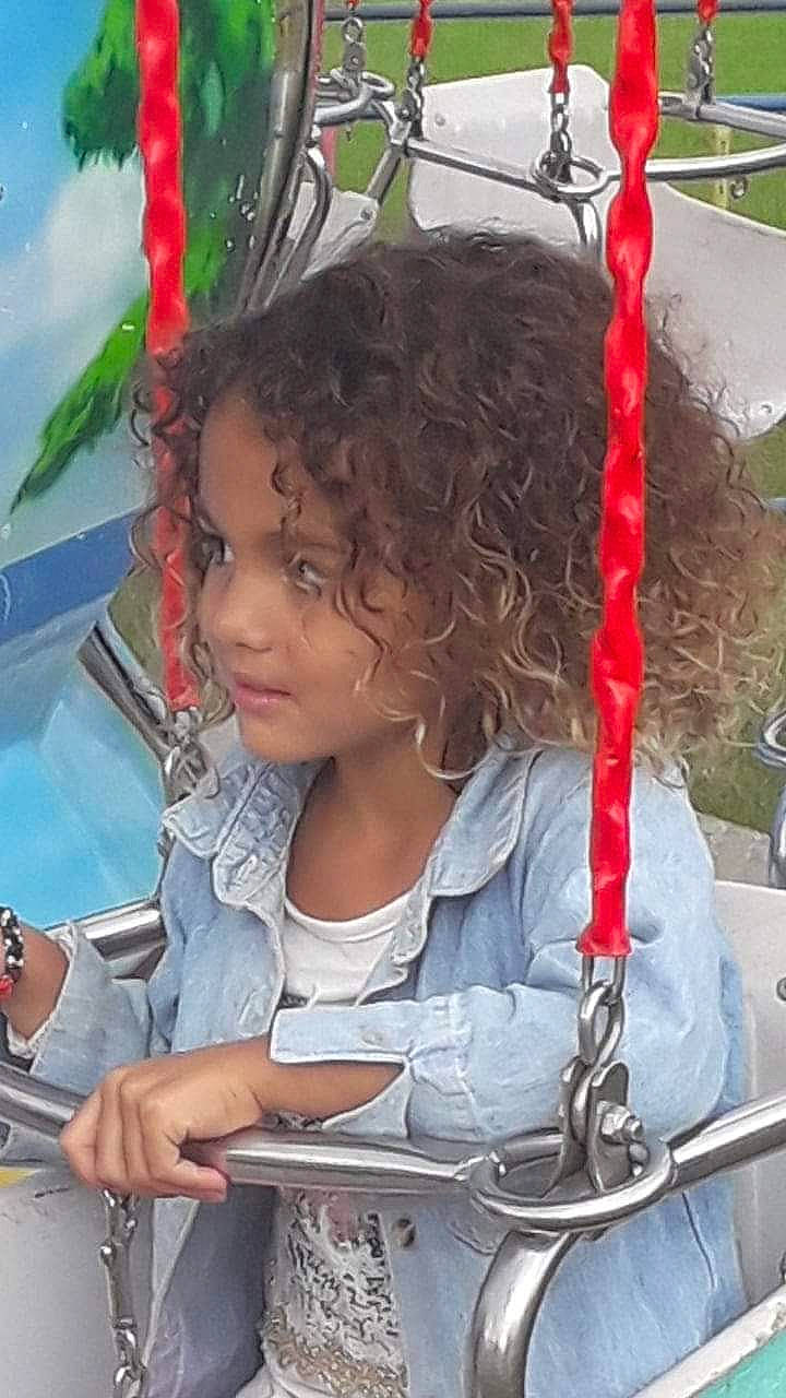 Linaëlle a rejoint le concours — aidez-le/la à gagner de superbes lots ! child, fun, girl, hairstyle, person, play, product, smile, toddler, vacation