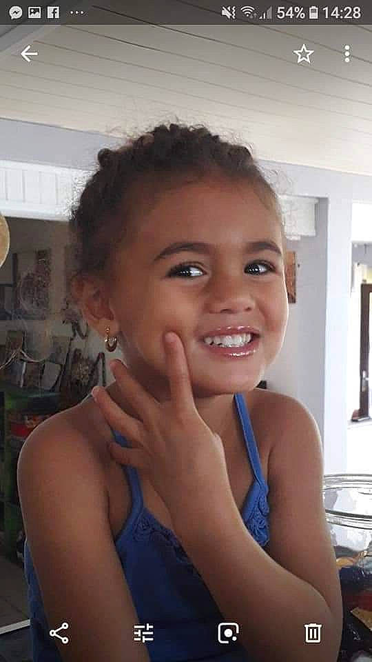 Linaëlle participe au concours pour gagner de l'argent avec cette photo : beauty, black_hair, brown_hair, cheek, chin, eyebrow, face, forehead, girl, hairstyle, human_hair_color, jaw, joy, lip, neck, person, shoulder, smile