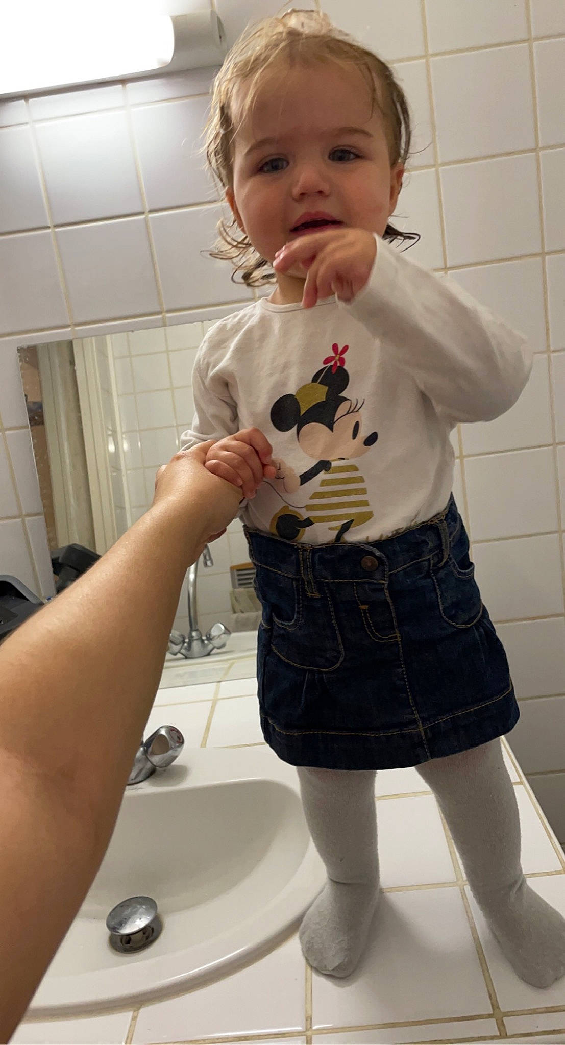 Shelsy participe au concours pour gagner de l'argent avec cette photo : baby_toddler_clothing, bathroom, bathroom_sink, finger, gesture, happy, joint, mirror, neck, organ, person, photograph, plumbing, plumbing_fixture, shoulder, sink, sleeve, snapshot, tap, toddler