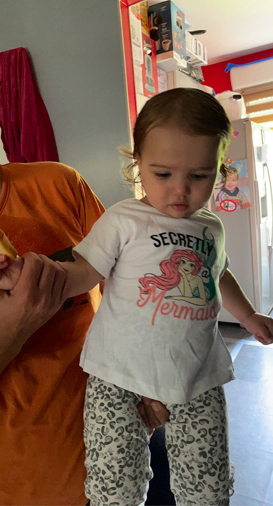 Shelsy a rejoint le concours — aidez-le/la à gagner de superbes lots ! baby_toddler_clothing, child, event, face, facial_expression, fun, happy, head, human_body, joint, pattern, person, room, skin, sleeve, standing, t_shirt, textile, toddler, trunk