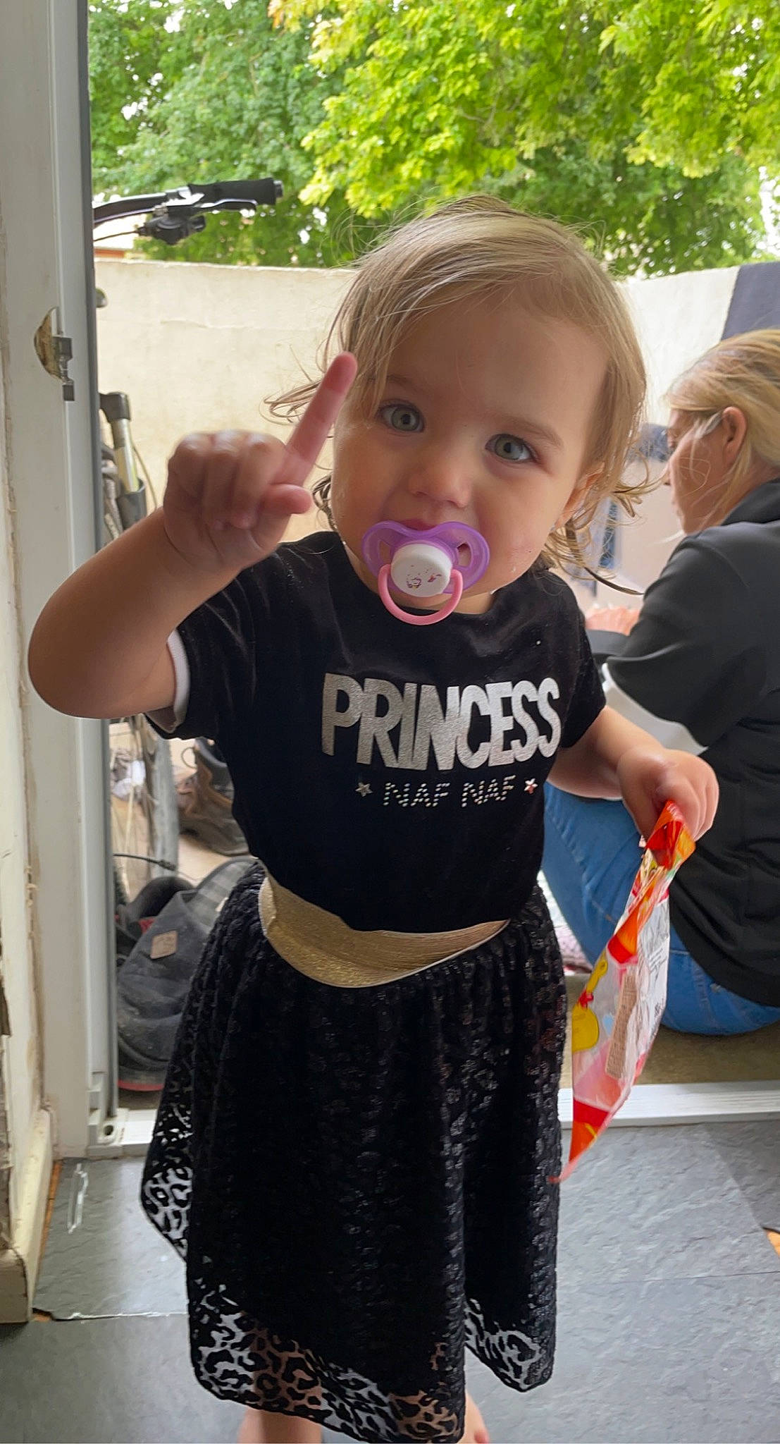 Shelsy participe au concours pour gagner de l'argent avec cette photo : baby, baby_toddler_clothing, child, event, eyewear, face, fashion_accessory, finger, gesture, hair, happy, hat, head, person, recreation, sleeve, street_fashion, t_shirt, toddler, tree