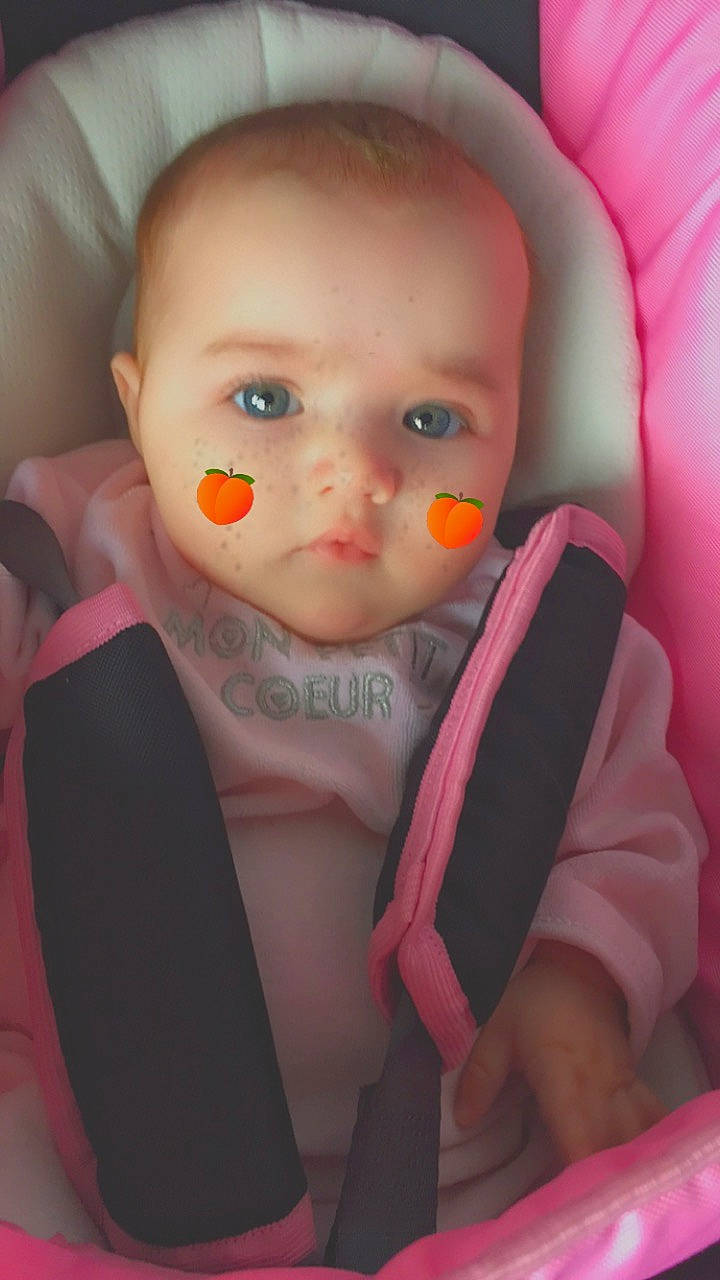 Shelsy participe au concours pour gagner de l'argent avec cette photo : baby, baby_products, car_seat, cheek, child, ear, eye, face, forehead, head, iris, lip, mouth, neck, nose, person, pink, product, skin, textile