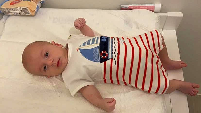 Andy participe au concours pour gagner de l'argent avec cette photo : baby, baby_products, baby_safety, baby_sleeping, baby_toddler_clothing, child, comfort, elbow, finger, flooring, foot, human_leg, knee, linens, person, skin, sleeve, textile, thigh, toddler